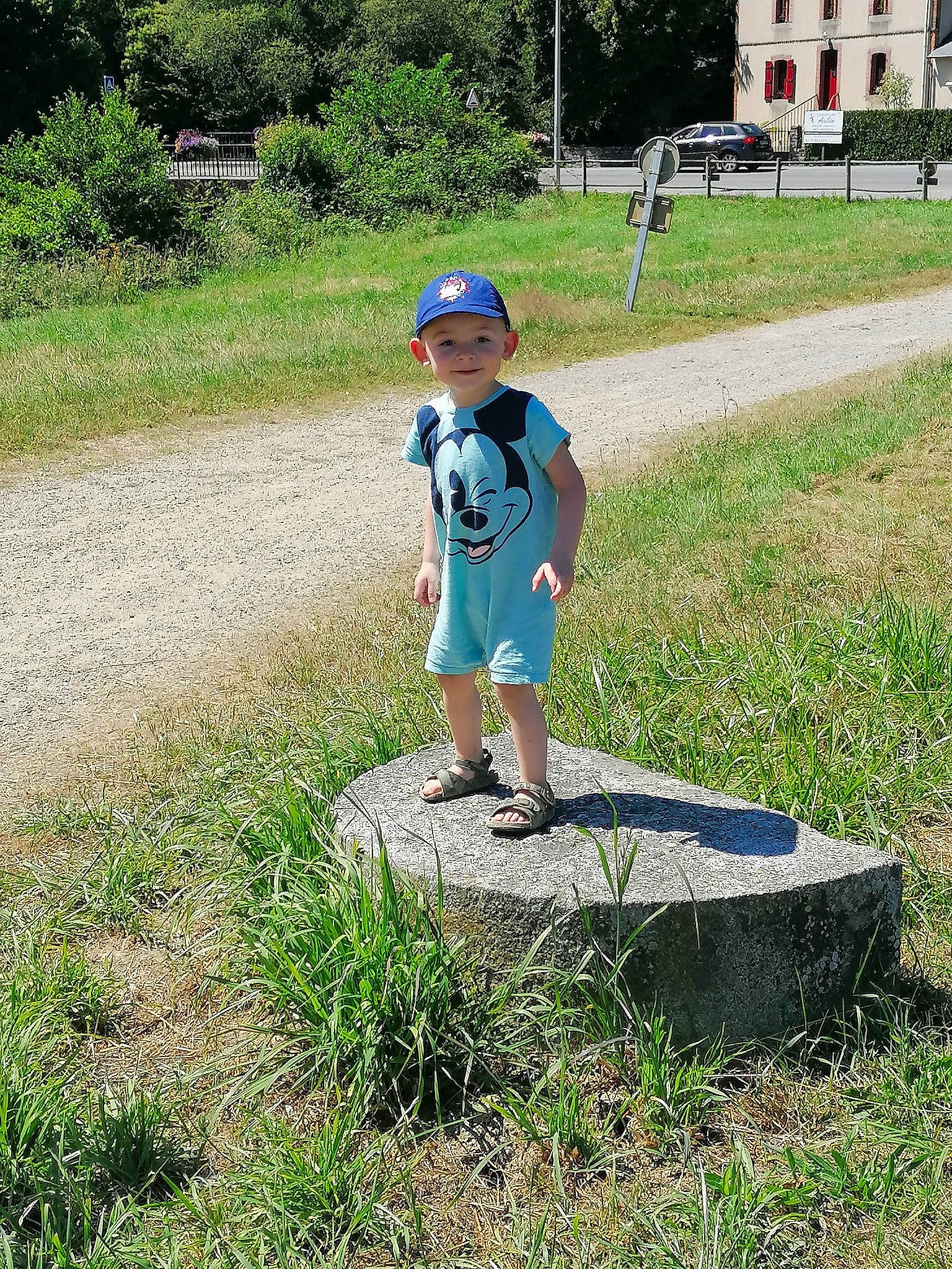 Wesley a rejoint le concours — aidez-le/la à gagner de superbes lots ! child, fun, games, grass, grassland, headwear, joy, lawn, park, person, plant, play, recreation, soil, summer, toddler, tree, vacation