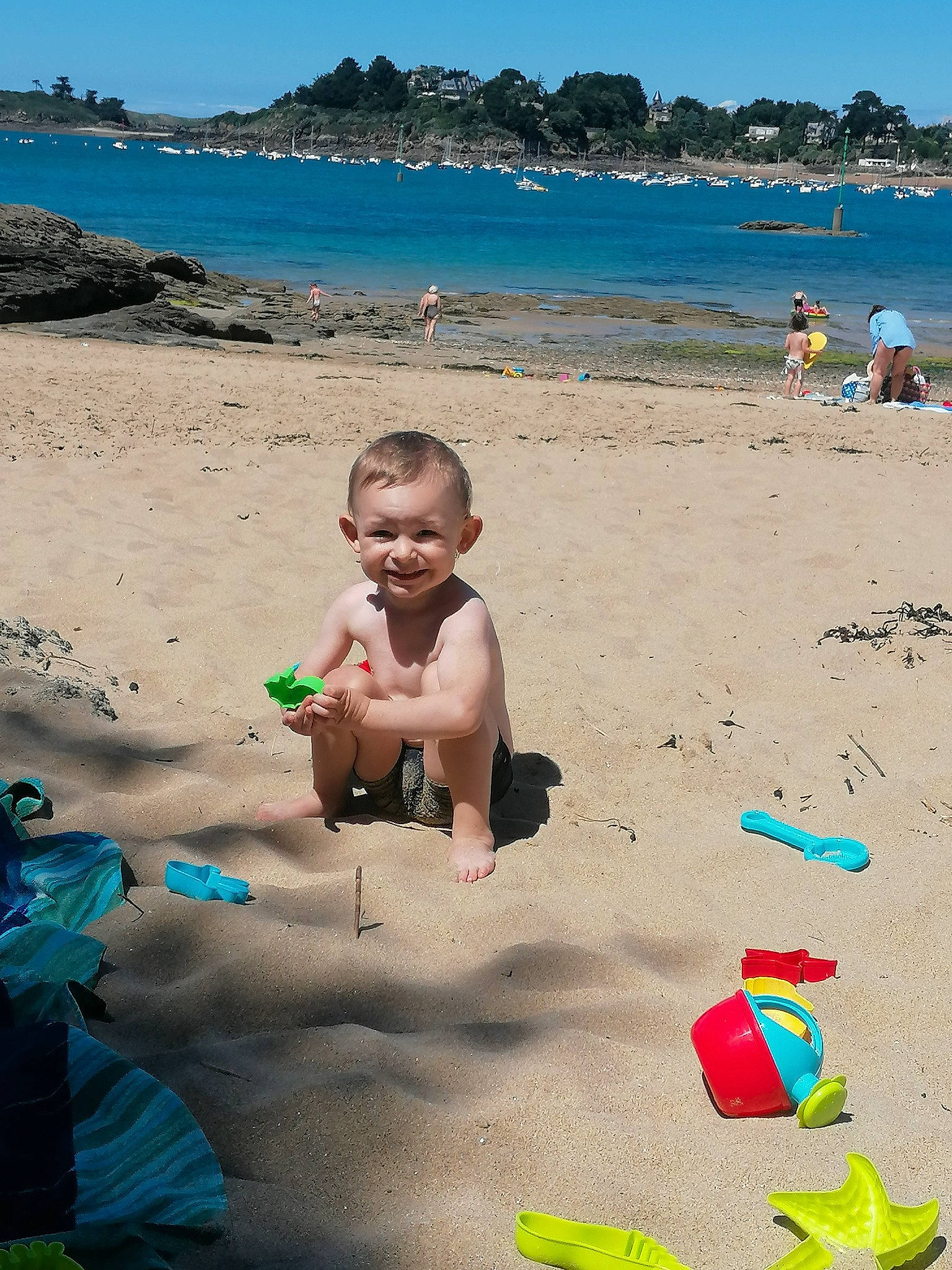 Wesley participe au concours pour gagner de l'argent avec cette photo : bay, beach, bucket, child, coast, coastal_and_oceanic_landforms, fun, holiday, joy, leisure, ocean, person, play, sand, sea, shore, sky, summer, toddler, tourism