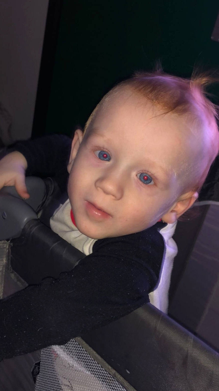 Eden a rejoint le concours — aidez-le/la à gagner de superbes lots ! auto_part, baby, car_seat, cheek, child, comfort, ear, eye, eyebrow, flash_photography, fun, hair, hairstyle, iris, lip, mouth, nose, person, skin, smile