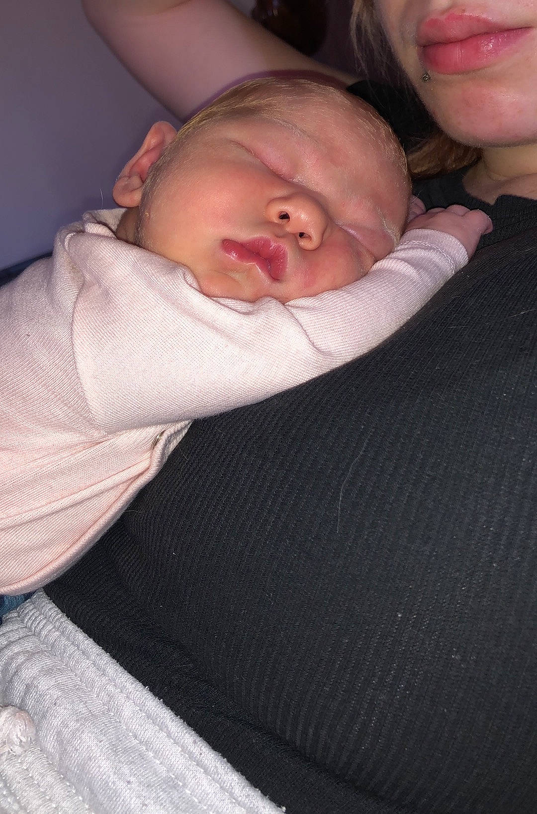 Yelena a rejoint le concours — aidez-le/la à gagner de superbes lots ! baby, baby_toddler_clothing, cheek, child, comfort, eyebrow, fun, gesture, iris, lip, mouth, nose, person, sitting, skin, sleep, sleeve, toddler