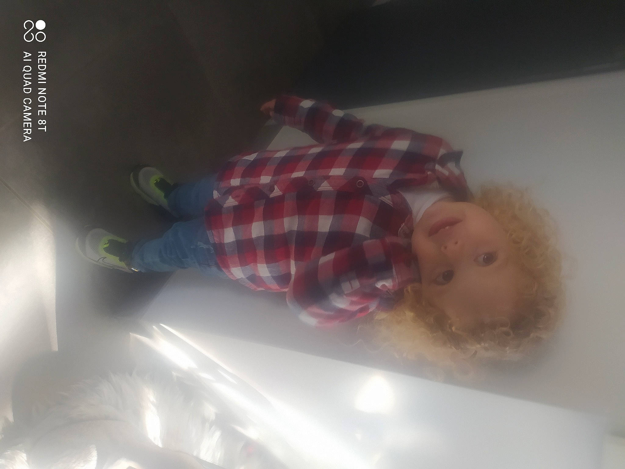 Maysson a rejoint le concours — aidez-le/la à gagner de superbes lots ! bathing, ceiling, child, comfort, flooring, font, fun, pattern, person, plaid, room, tartan, toddler