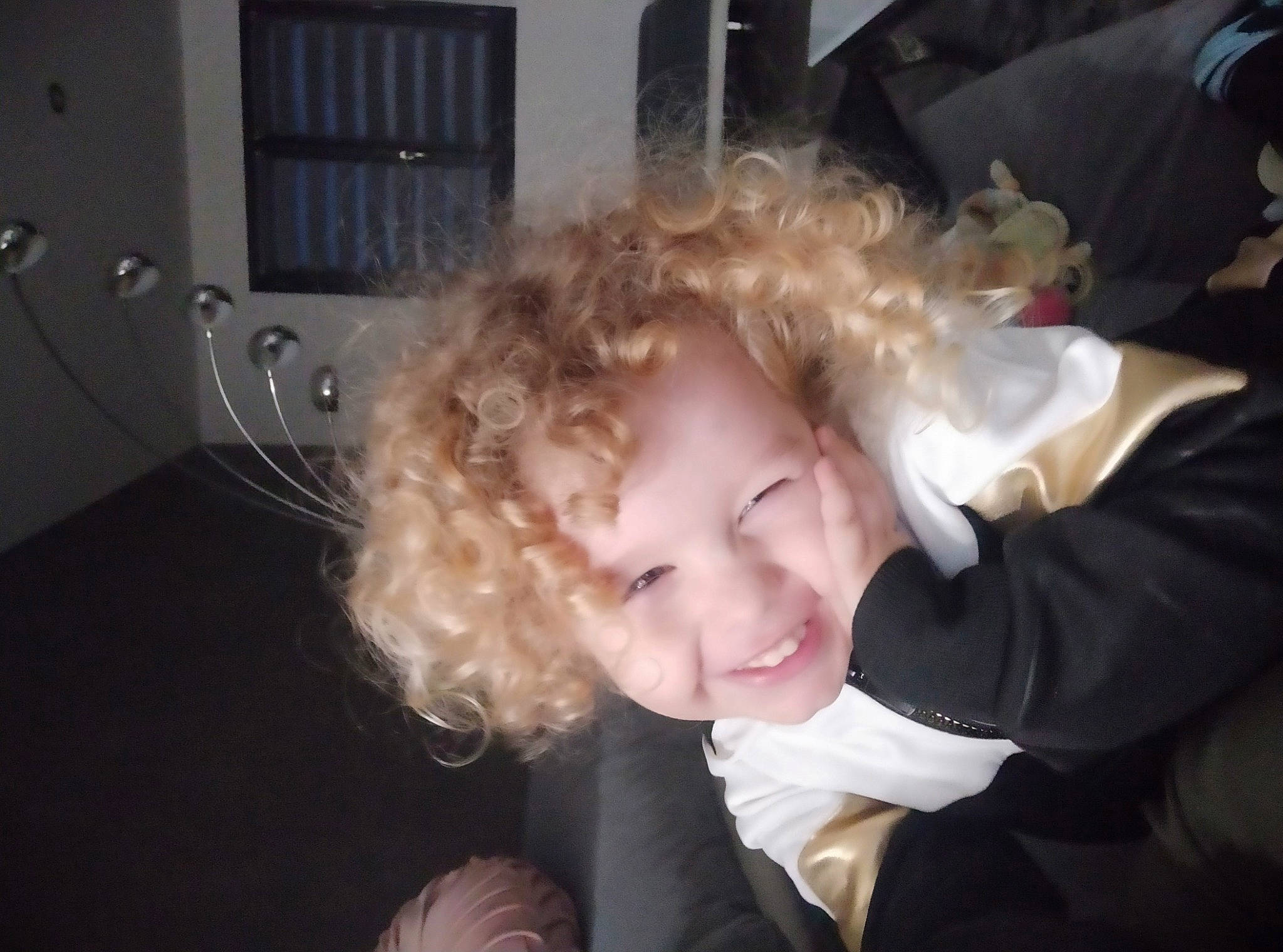 Maysson a rejoint le concours — aidez-le/la à gagner de superbes lots ! cheek, child, chin, comfort, ear, event, eye, eyebrow, flash_photography, fun, fur, gesture, happy, iris, joy, nose, person, sitting, smile, thumb