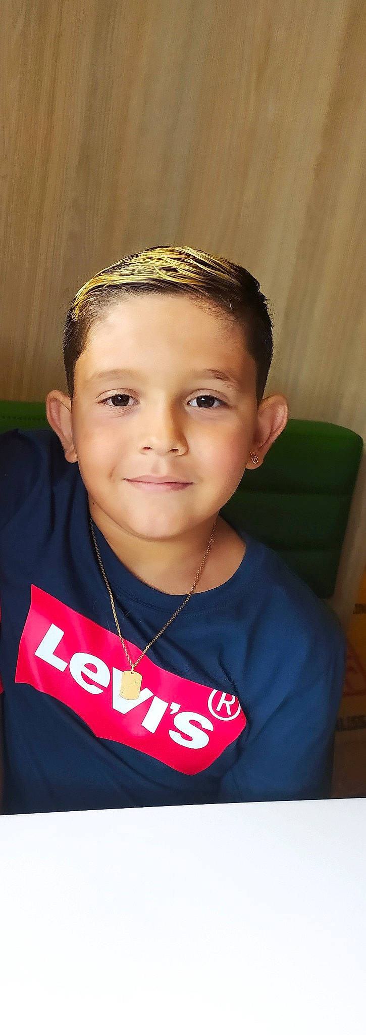 Ylenzo a rejoint le concours — aidez-le/la à gagner de superbes lots ! cheek, chin, cool, eye, eyebrow, eyelash, face, flash_photography, forehead, hair, hairstyle, happy, head, jaw, joy, neck, nose, person, skin, sleeve