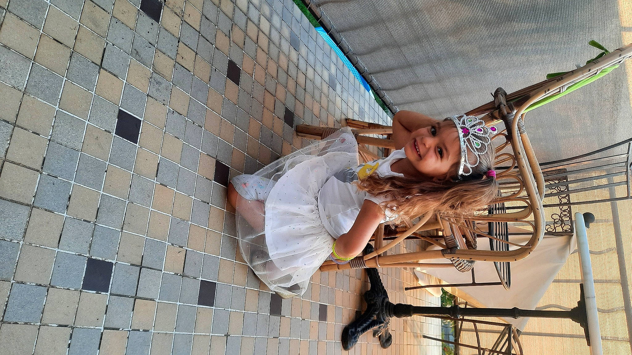 Inaya a rejoint le concours — aidez-le/la à gagner de superbes lots ! baby, brick, brickwork, chair, child, city, cobblestone, concrete, flooring, fun, happy, headwear, human_leg, joy, leisure, person, sandal, shorts, sitting, smile