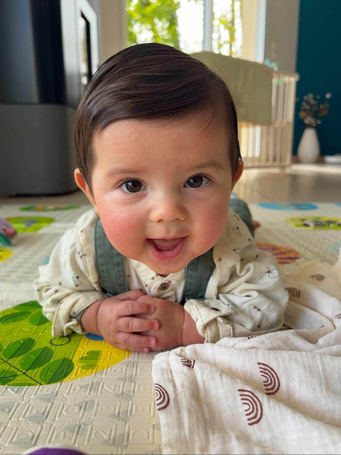 Telio participe au concours pour gagner de l'argent avec cette photo : baby, child, infant, smiling, happy, face, hands, hair, eyes, clothing, blanket, play_mat, indoor, nursery, furniture, soft_lighting, cute, person, portrait, home