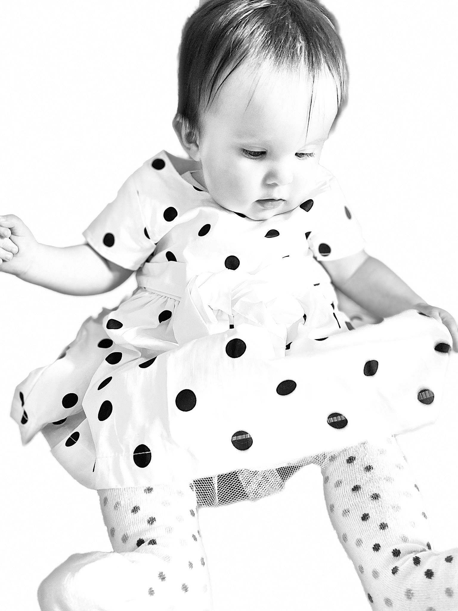 Abby participe au concours pour gagner de l'argent avec cette photo : arm, baby_toddler_clothing, black, black_and_white, collar, finger, happy, head, human_body, monochrome, monochrome_photography, neck, one_piece_garment, pattern, person, sitting, sleeve, standing, style, toddler