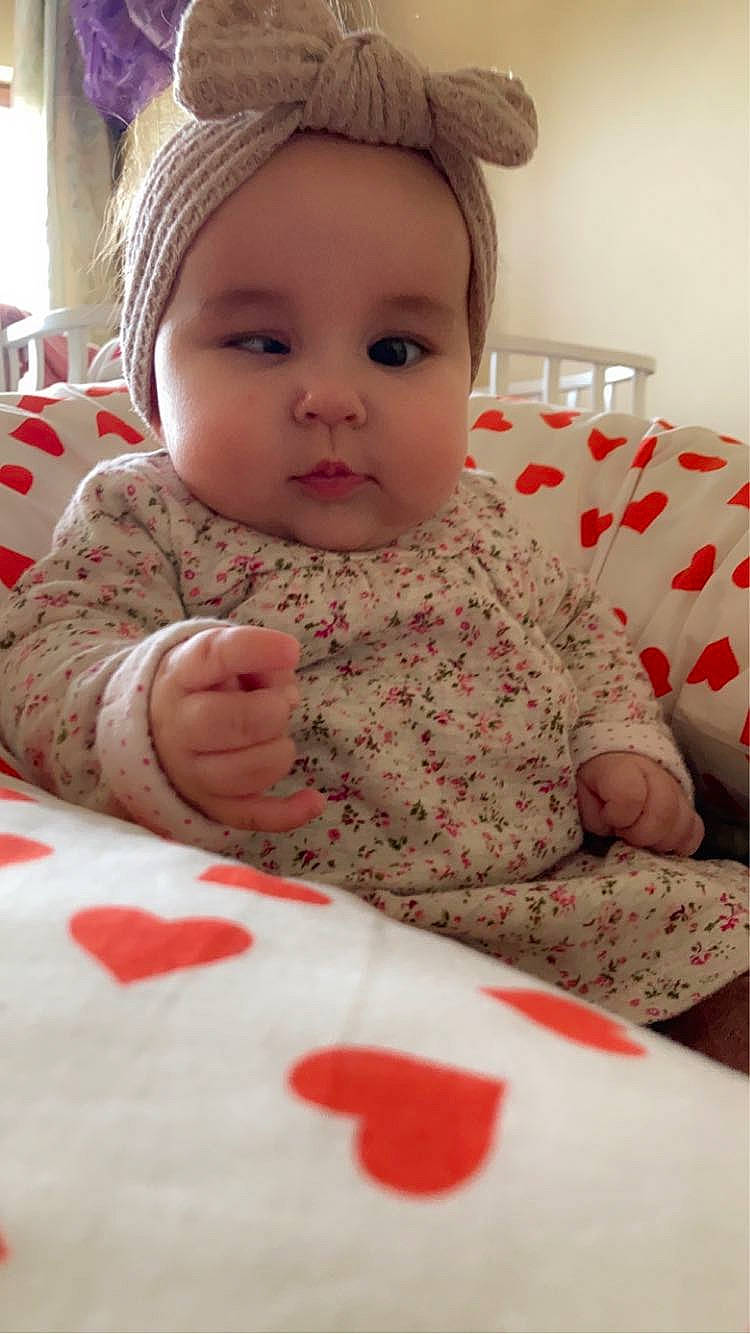 Noëlya participe au concours pour gagner de l'argent avec cette photo : arm, baby, baby_toddler_clothing, beauty, cheek, child, chin, comfort, eye, face, facial_expression, finger, happy, headwear, linens, lip, nose, person, pink, skin