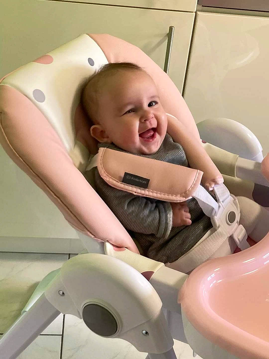 Noëlya a rejoint le concours — aidez-le/la à gagner de superbes lots ! automotive_design, baby, baby_products, baby_safety, baby_toddler_clothing, bathroom, car_seat, child, cleanliness, comfort, fun, happy, human_leg, person, product, service, skin, smile, thigh, thumb