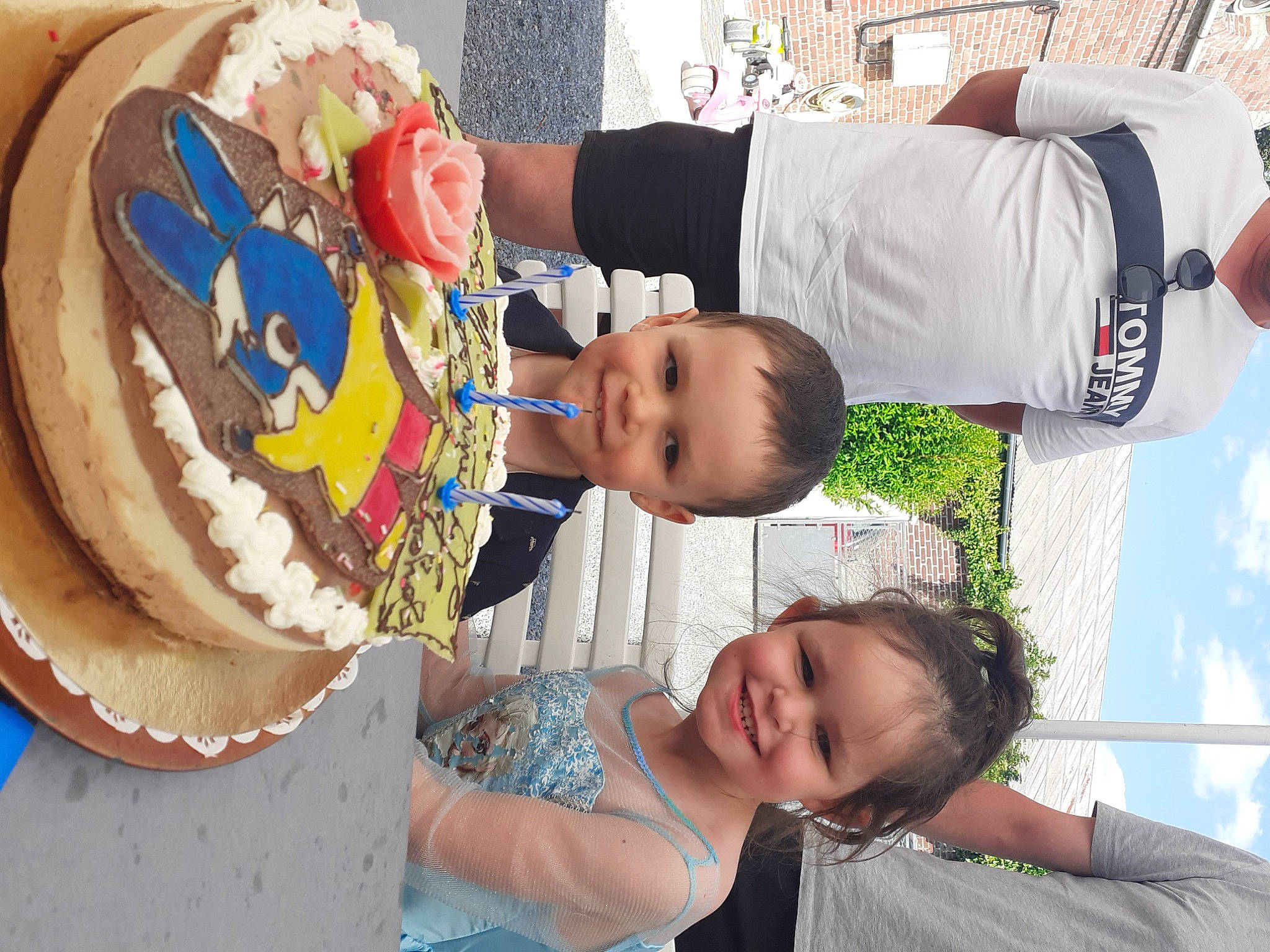 Elsa participe au concours pour gagner de l'argent avec cette photo : arm, baby, cake, cake_decorating, child, clothing, community, event, fun, happy, hat, headgear, joy, leisure, membranophone, person, public_space, recreation, smile, t_shirt