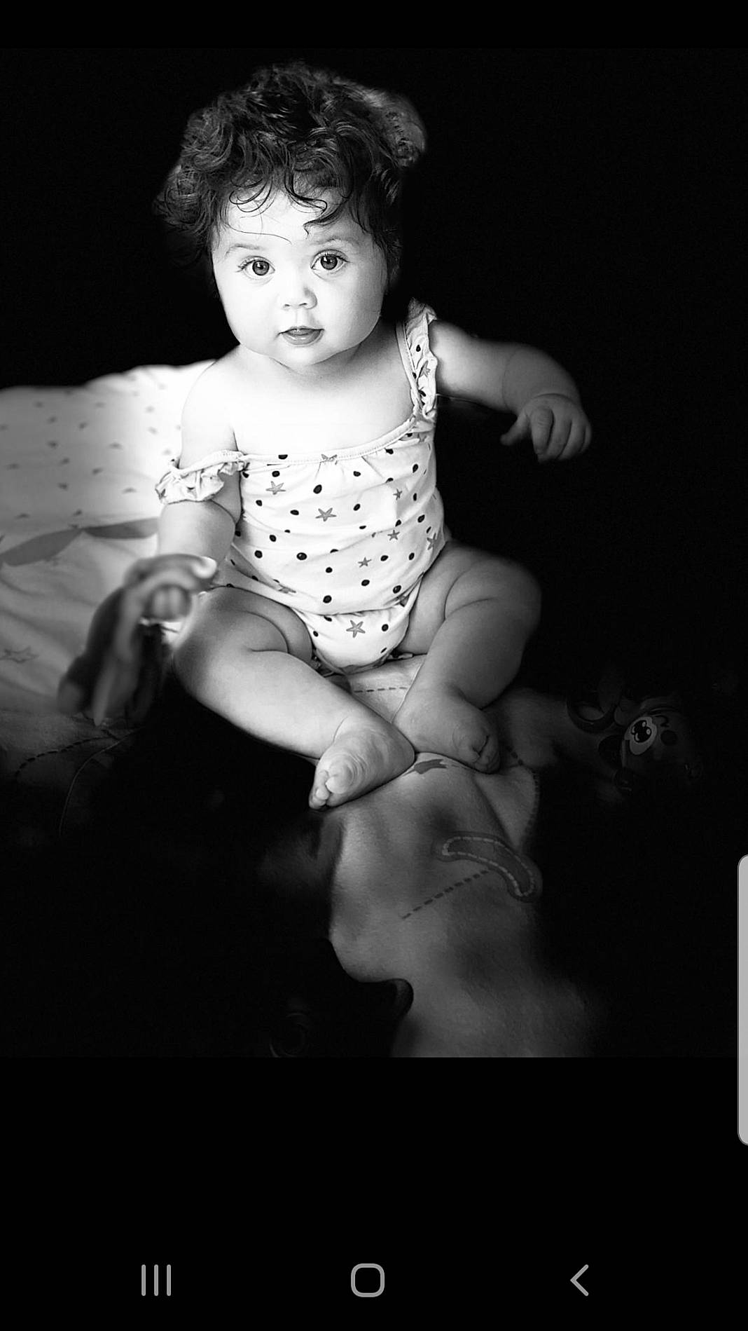 Kéona participe au concours pour gagner de l'argent avec cette photo : baby, black, black_and_white, child, eye, flash_photography, fun, hand, monochrome, monochrome_photography, person, photograph, photography, portrait, sitting, smile, snapshot, standing, stock_photography, toddler