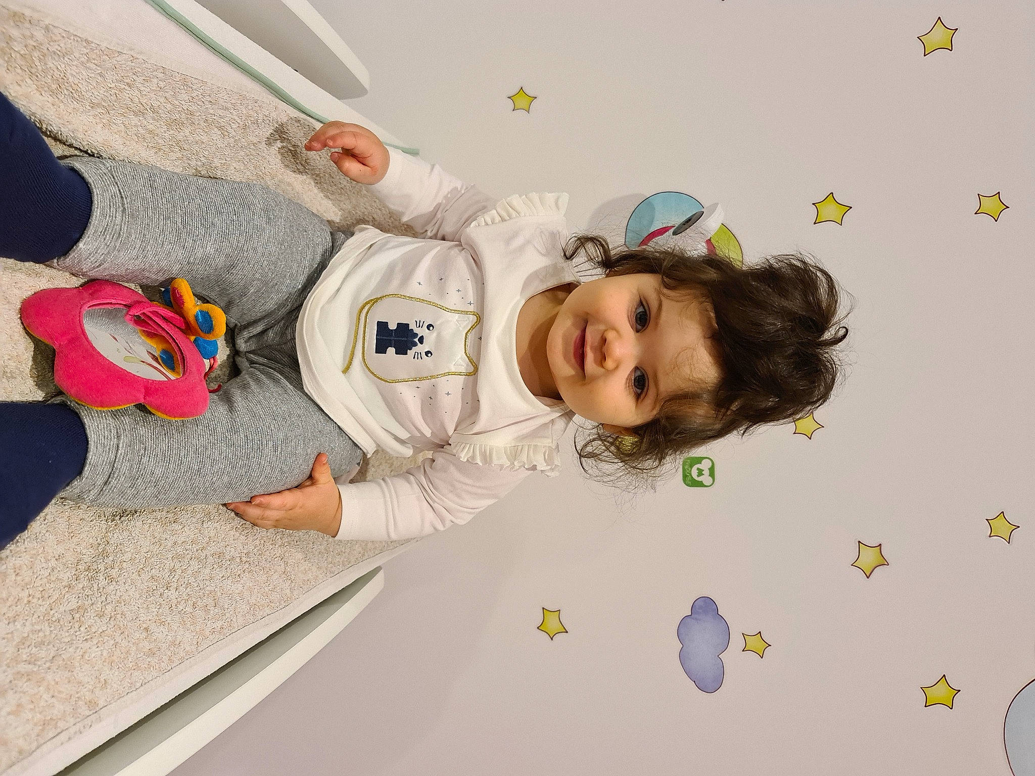 Kéona participe au concours pour gagner de l'argent avec cette photo : baby_products, baby_toddler_clothing, baby_toys, child, flooring, fun, happy, leisure, linens, pattern, person, play, room, smile, t_shirt, toddler