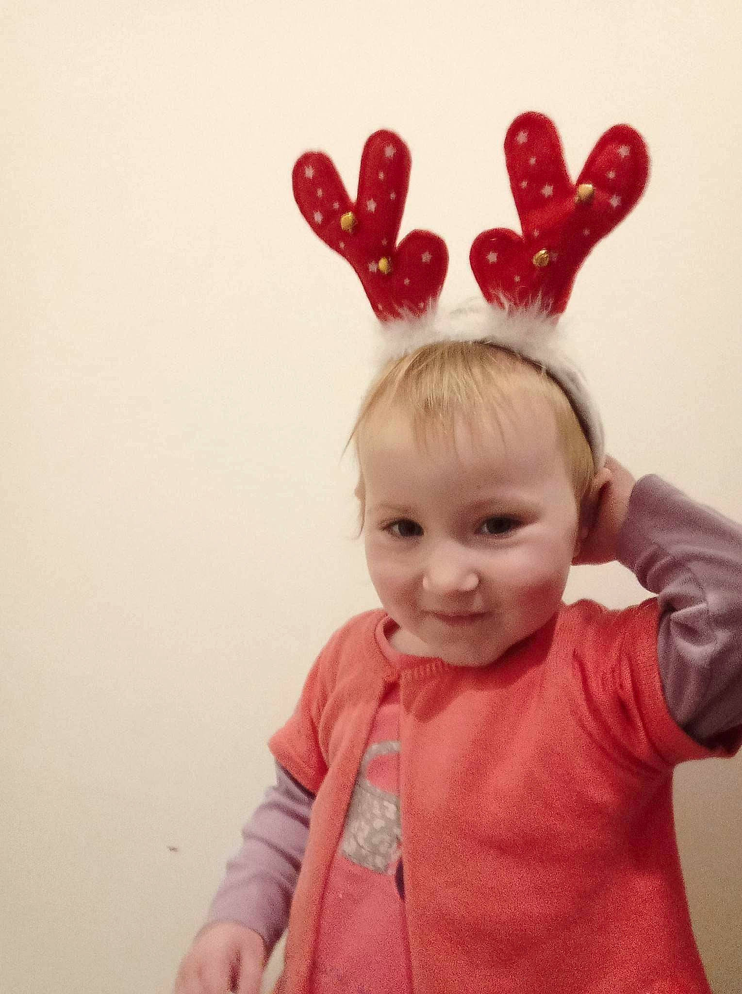 Ilyana a rejoint le concours — aidez-le/la à gagner de superbes lots ! baby_toddler_clothing, child, ear, fawn, finger, fun, gesture, hair_accessory, happy, head, headgear, headpiece, joy, magenta, neck, organ, outerwear, person, pink, sleeve