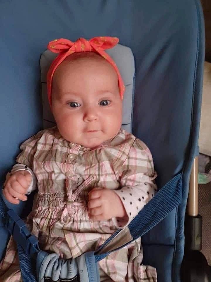 Ilyana a rejoint le concours — aidez-le/la à gagner de superbes lots ! baby, baby_products, baby_toddler_clothing, chair, cheek, child, chin, comfort, eye, fashion_accessory, headwear, iris, lip, pattern, person, plaid, sitting, skin, sleeve, smile