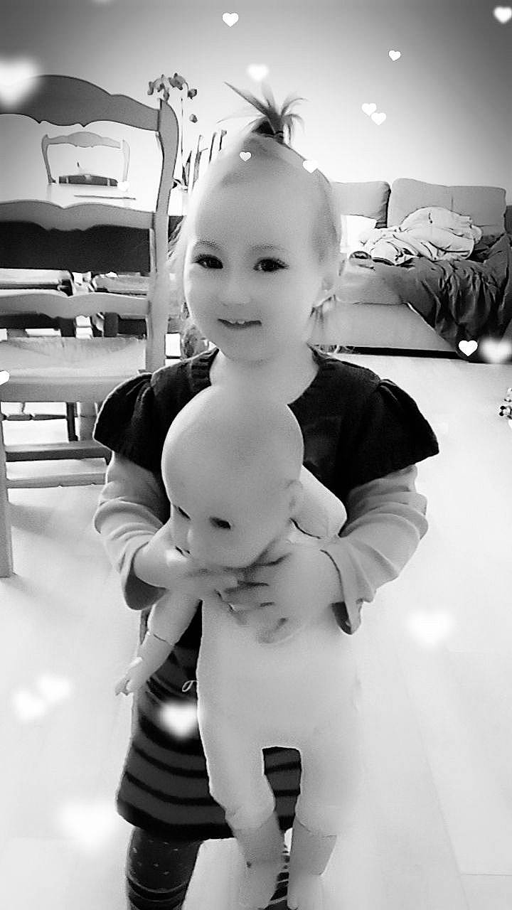 Ilyana participe au concours pour gagner de l'argent avec cette photo : abdomen, baby, black_and_white, child, event, flash_photography, fun, fur, gesture, happy, joy, monochrome, monochrome_photography, person, room, smile, style, thumb, toddler, toy