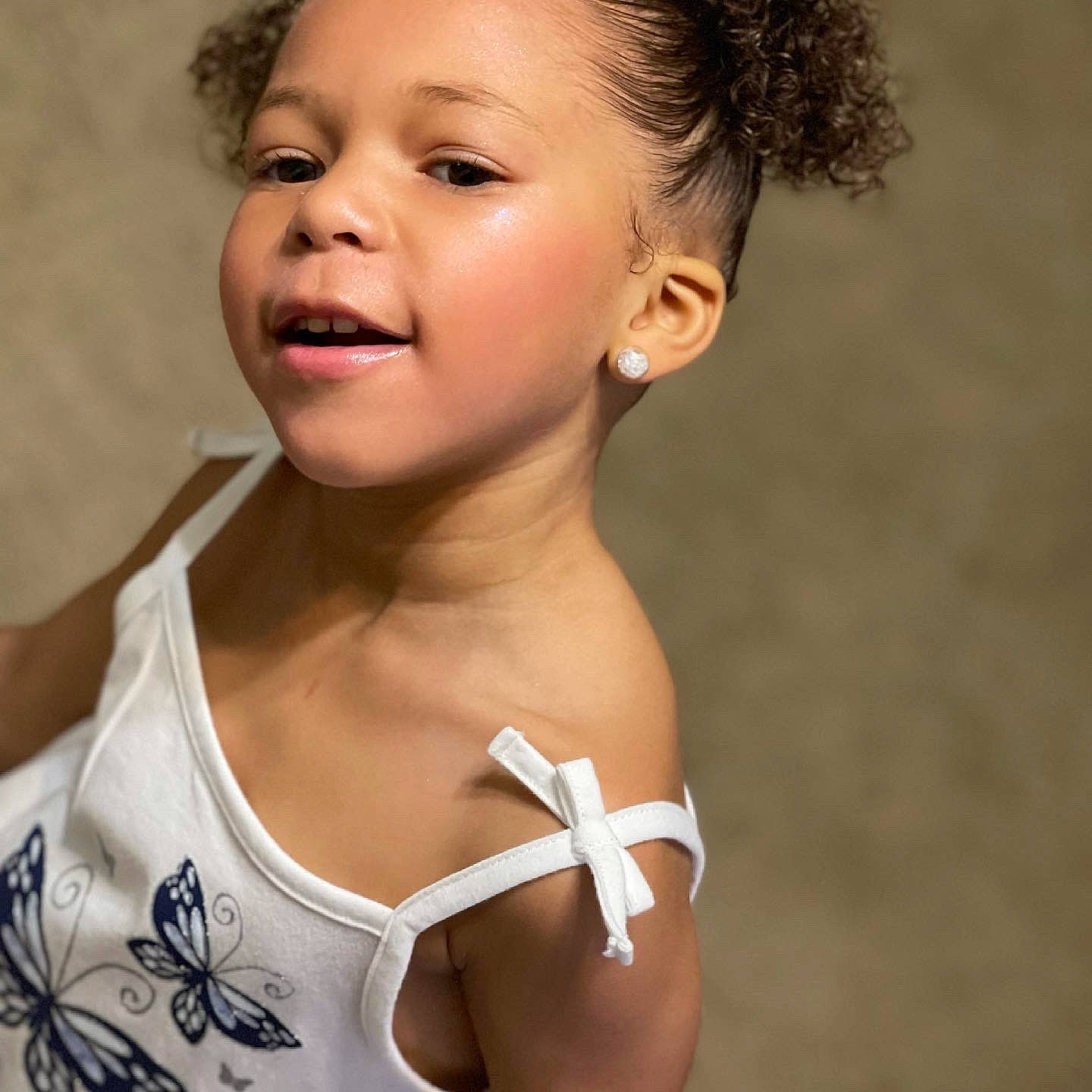 Marisol is registered to the contest to win money with this photo: black_hair, cheek, chin, ear, eyebrow, eyelash, face, facial_expression, flash_photography, gesture, happy, head, lip, lipstick, neck, nose, organ, person, shoulder, skin