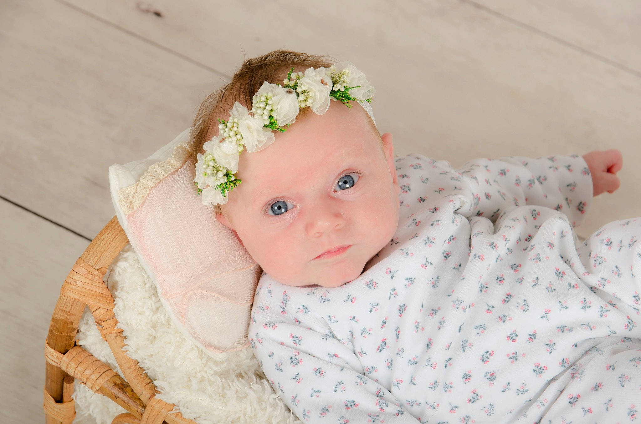 Lily-rose a rejoint le concours — aidez-le/la à gagner de superbes lots ! baby, baby_toddler_clothing, cheek, child, comfort, embellishment, fashion_accessory, hair_accessory, headband, headgear, headpiece, headwear, iris, linens, pattern, peach, person, portrait_photography, skin, sleeve