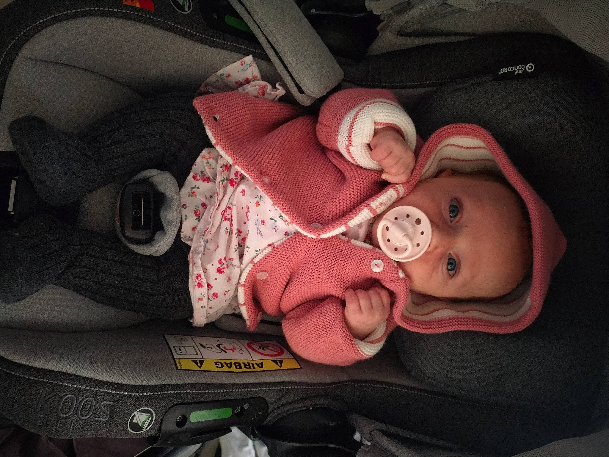 Lily-rose a rejoint le concours — aidez-le/la à gagner de superbes lots ! audio_equipment, auto_part, baby, baby_carriage, baby_in_car_seat, baby_products, baby_safety, baby_toddler_clothing, car_seat, carmine, cheek, child, comfort, family_car, helmet, luxury_vehicle, person, personal_protective_equipment, seat_belt, toddler