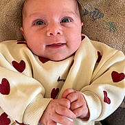 Lisa participe au concours pour gagner de l'argent avec cette photo : baby, infant, smiling, face, hands, sweater, hearts, towel, fish_pattern, baby_seat, chicco, clothing, cute, portrait, child, indoor, closeup, happy, person, soft_texture