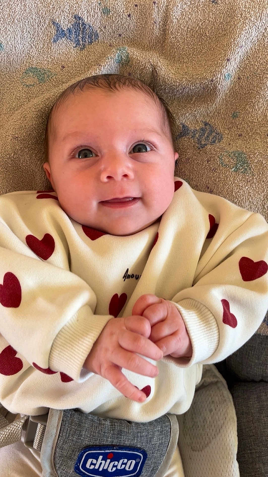 Lisa participe au concours pour gagner de l'argent avec cette photo : baby, infant, smiling, face, hands, sweater, hearts, towel, fish_pattern, baby_seat, chicco, clothing, cute, portrait, child, indoor, closeup, happy, person, soft_texture