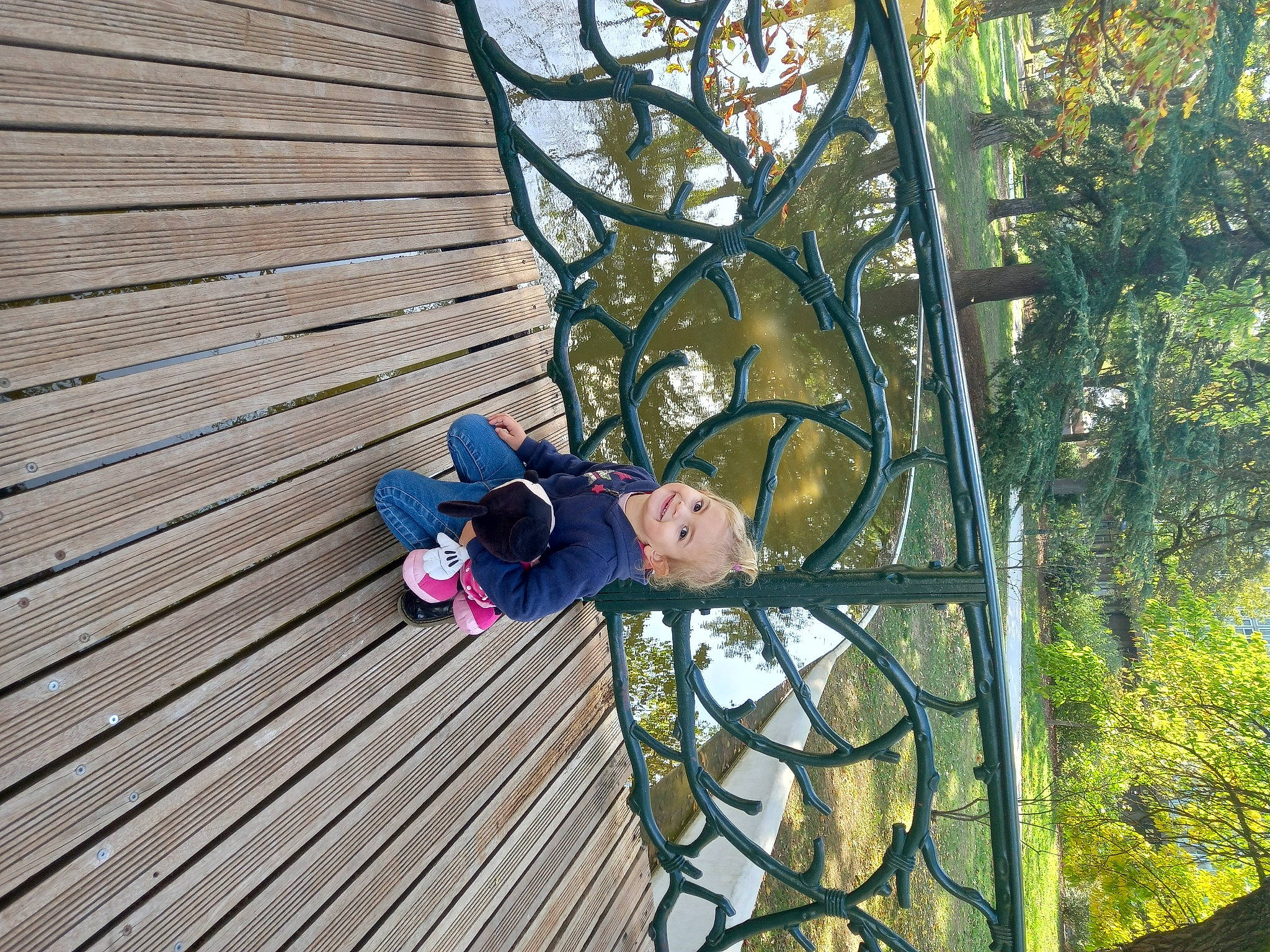 Lauriane a rejoint le concours — aidez-le/la à gagner de superbes lots ! daylighting, hardwood, hat, joy, leisure, lumber, magenta, metal, pattern, people_in_nature, person, plank, siding, sunglasses, tints_and_shades, toddler, tree, trunk, twig, wood