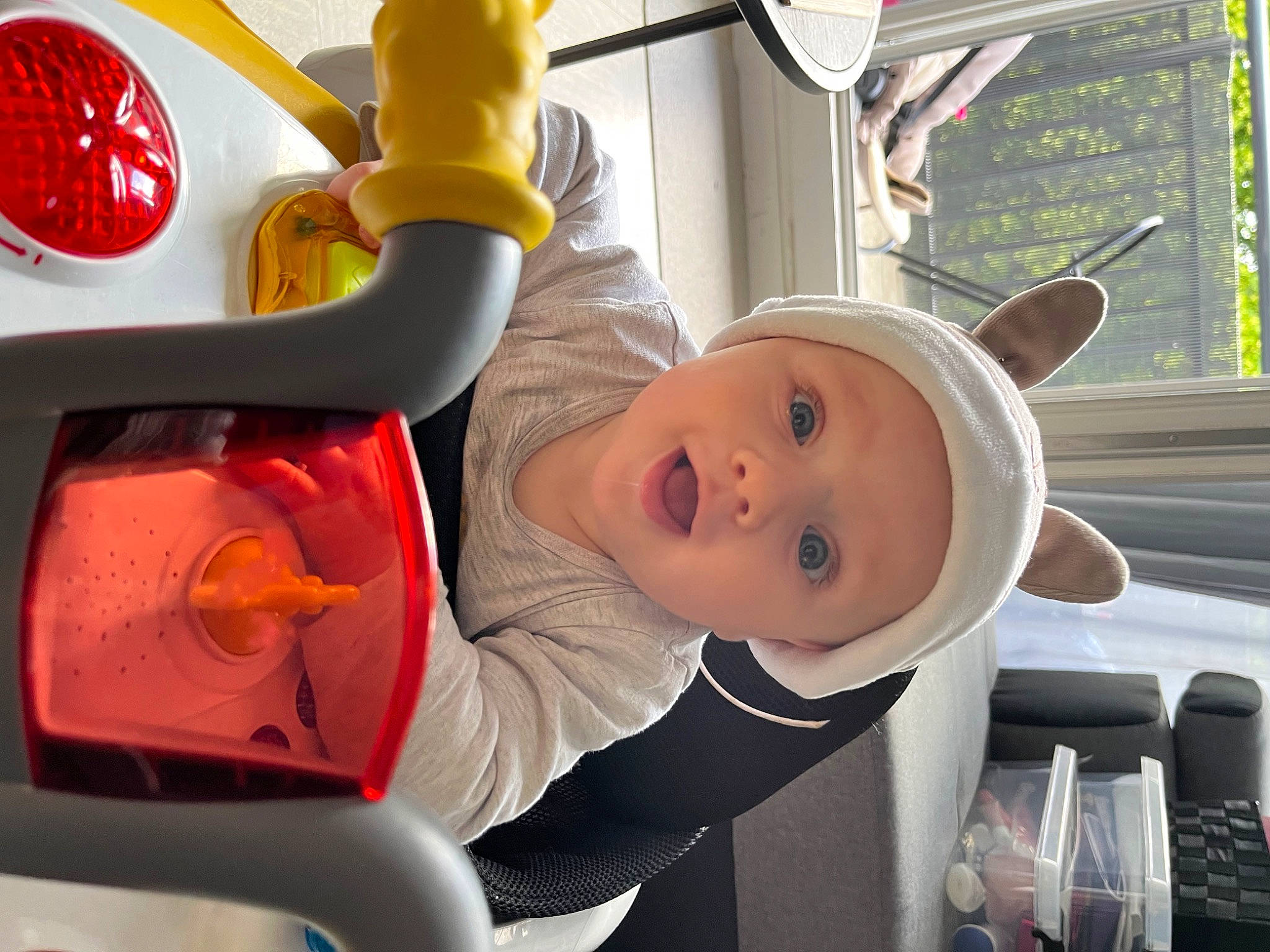 Leeroy participe au concours pour gagner de l'argent avec cette photo : auto_part, automotive_lighting, automotive_wheel_system, baby, baby_products, baby_toddler_clothing, car, child, fun, happy, hat, headwear, motor_vehicle, person, smile, steering_wheel, t_shirt, tire, toddler, tree