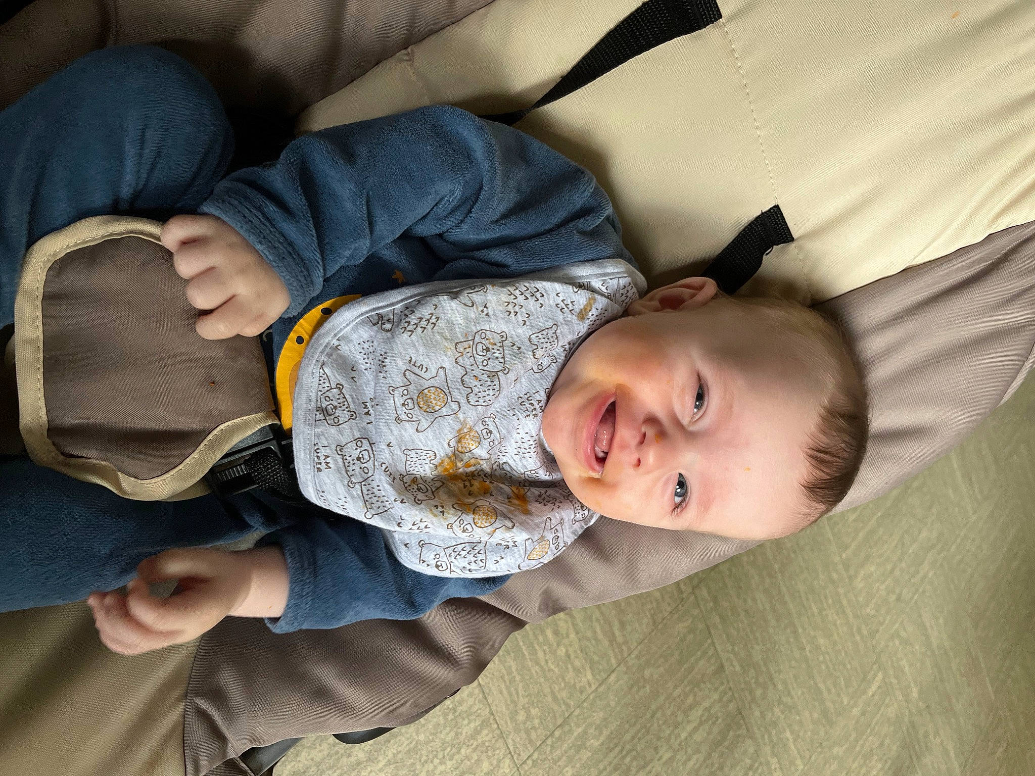 Leeroy participe au concours pour gagner de l'argent avec cette photo : baby, baby_toddler_clothing, beauty, child, comfort, elbow, finger, gesture, hairstyle, head, joy, linens, mammal, mouth, person, sleeve, smile, textile, toddler, tree