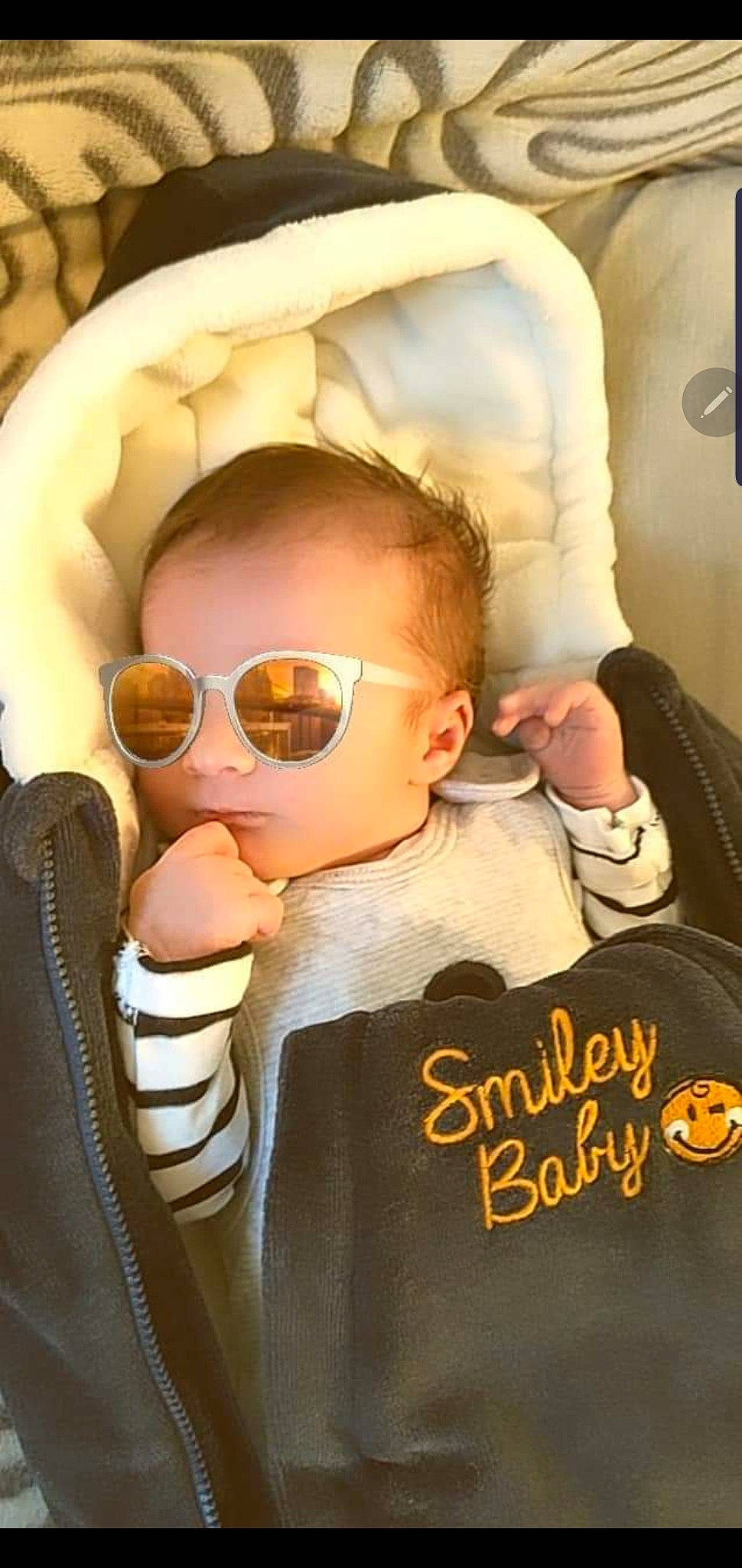 Dyego participe au concours pour gagner de l'argent avec cette photo : baby, baby_toddler_clothing, cheek, chin, cool, eyebrow, eyelash, eyewear, face, forehead, gesture, goggles, hairstyle, head, mouth, nose, person, product, sleeve, toddler