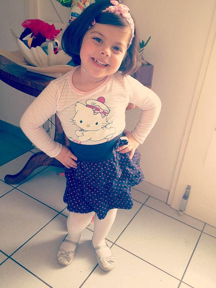 Amélia participe au concours pour gagner de l'argent avec cette photo : baby_toddler_clothing, clothing, cool, face, hairstyle, happy, iris, joint, joy, knee, person, pink, purple, shoulder, skin, sleeve, smile, standing, t_shirt, textile