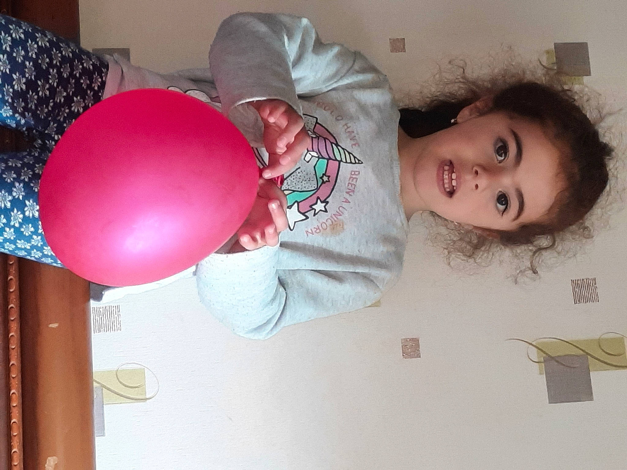 Liza a rejoint le concours — aidez-le/la à gagner de superbes lots ! arm, baby, baby_toddler_clothing, balloon, beauty, cheek, child, design, event, fun, happy, human_body, magenta, material_property, party_supply, person, pink, room, sleeve, thigh