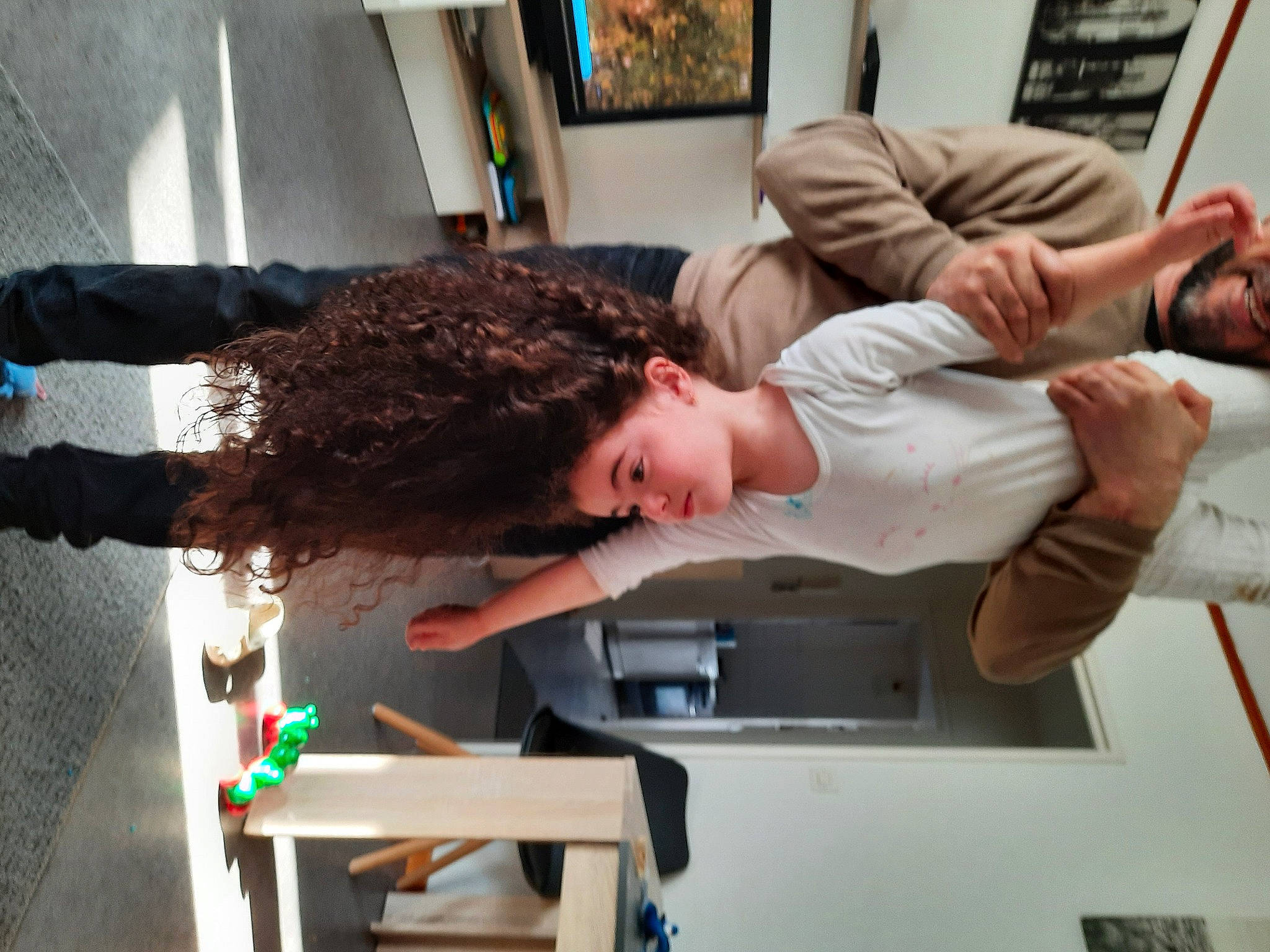 Liza participe au concours pour gagner de l'argent avec cette photo : arm, child, comfort, elbow, flesh, flooring, fun, fur, home_appliance, joint, linens, person, picture_frame, room, t_shirt, wrist