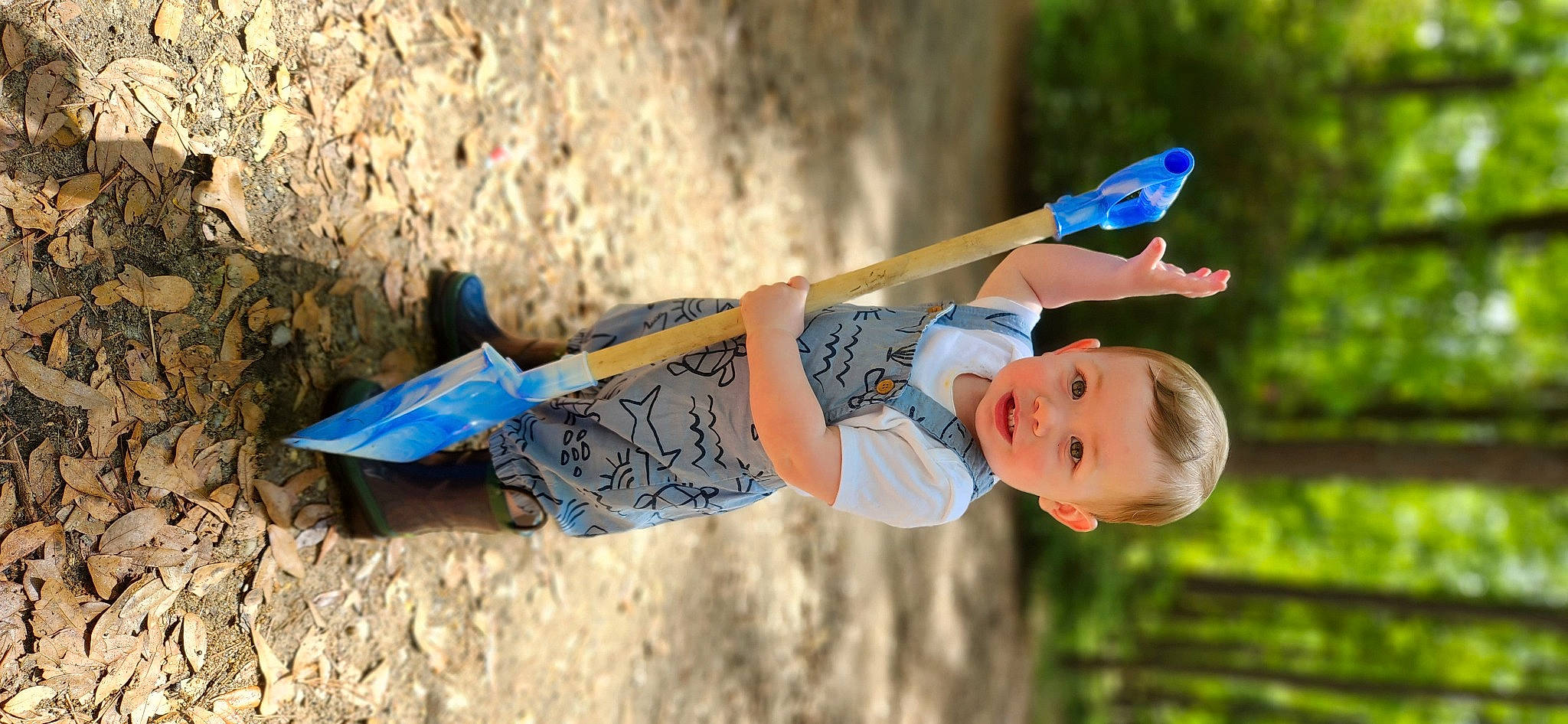 Kase is registered to the contest to win money with this photo: adventure, balance, child, elbow, electric_blue, fun, grass, happy, hat, human_leg, leaf, leisure, people_in_nature, person, play, recreation, soil, thigh, toddler, tree