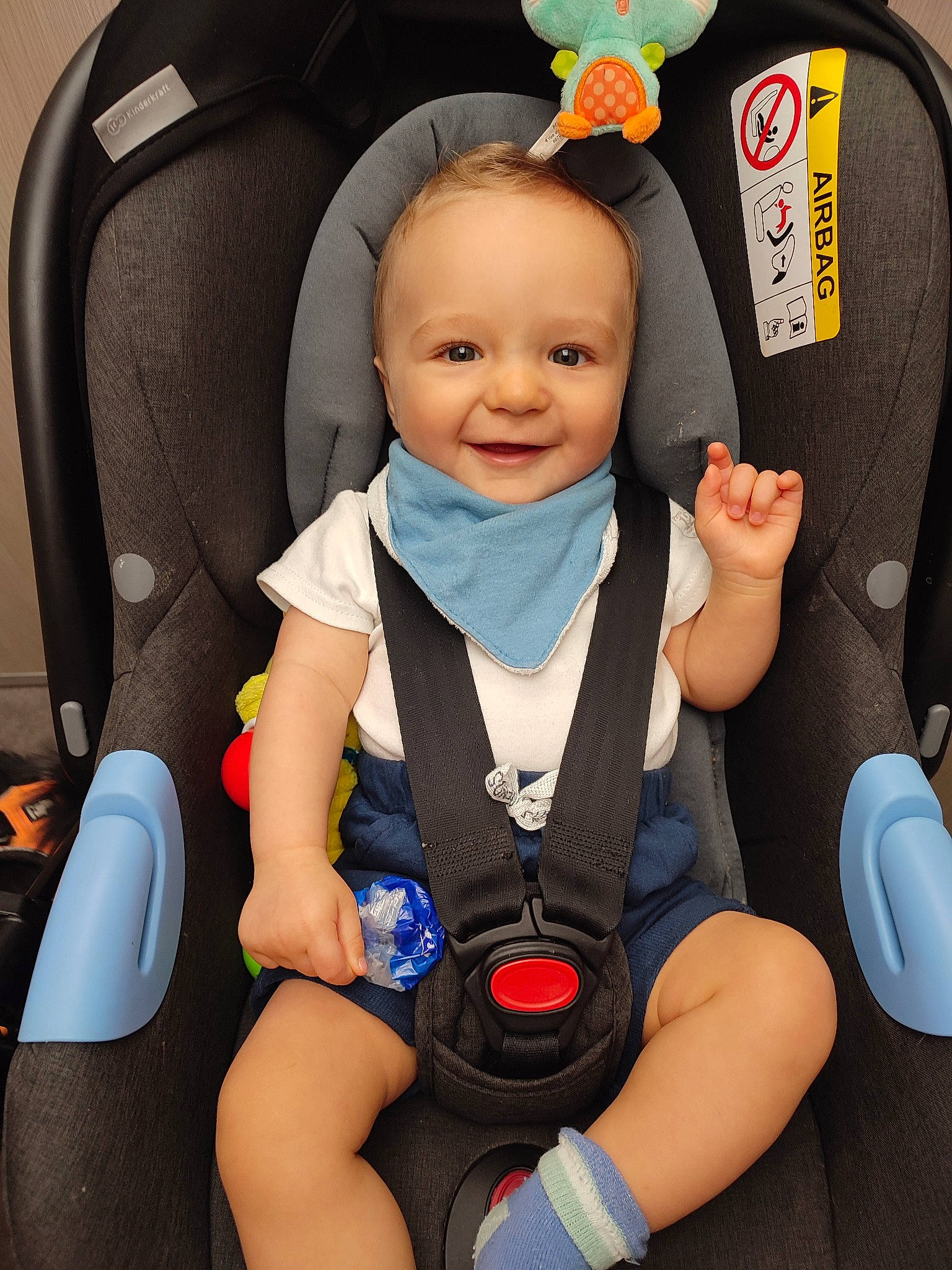 Gabriel participe au concours pour gagner de l'argent avec cette photo : auto_part, baby, baby_carriage, baby_in_car_seat, baby_products, baby_safety, baby_toddler_clothing, car_seat, chair, child, comfort, electric_blue, happy, joy, person, seat_belt, service, sitting, skin, smile