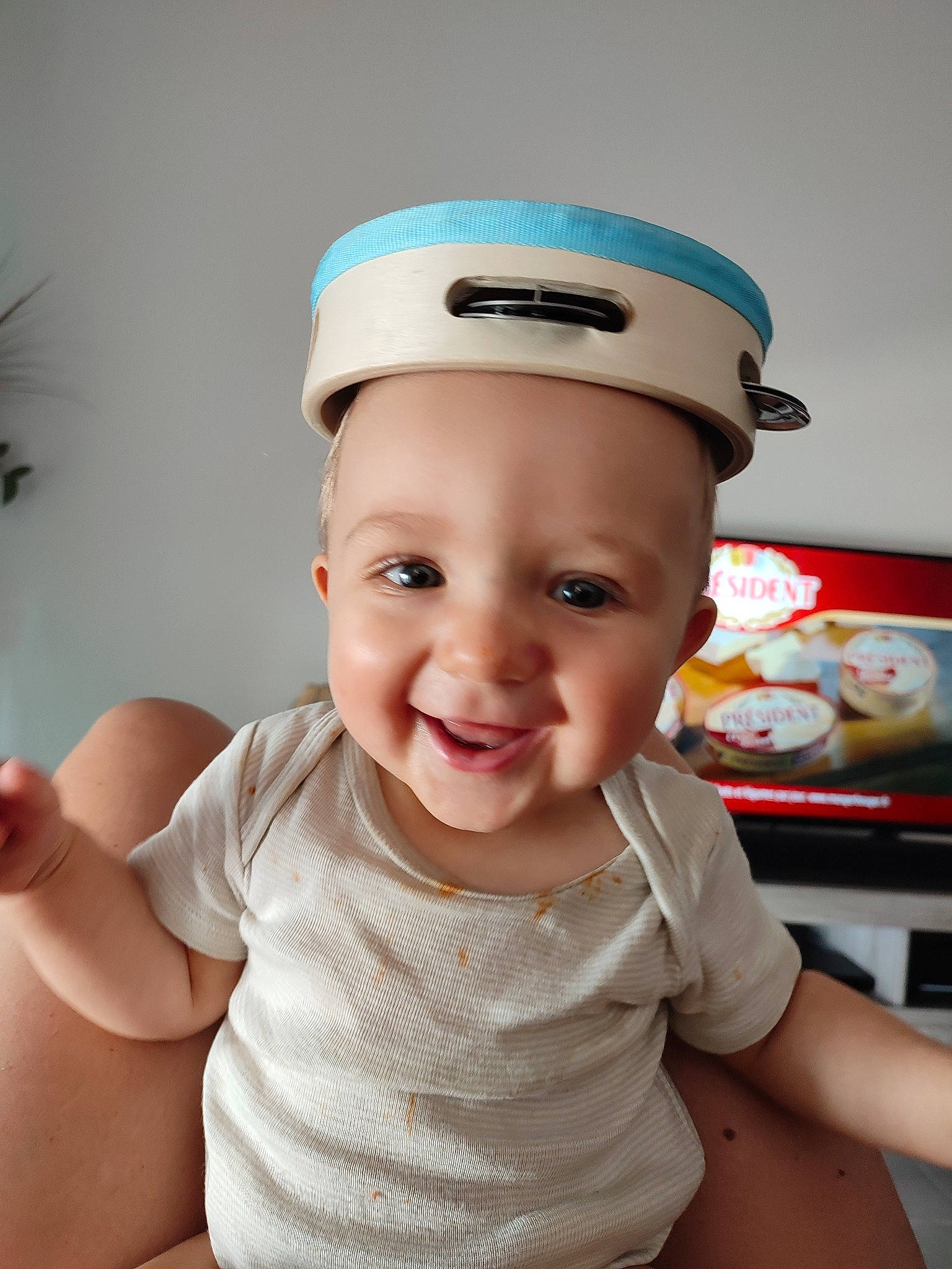 Gabriel a rejoint le concours — aidez-le/la à gagner de superbes lots ! baby, baby_toddler_clothing, baseball_cap, cap, cheek, child, chin, eye, eyebrow, fashion_accessory, flash_photography, fun, happy, hat, headwear, houseplant, lip, person, skin, sleeve