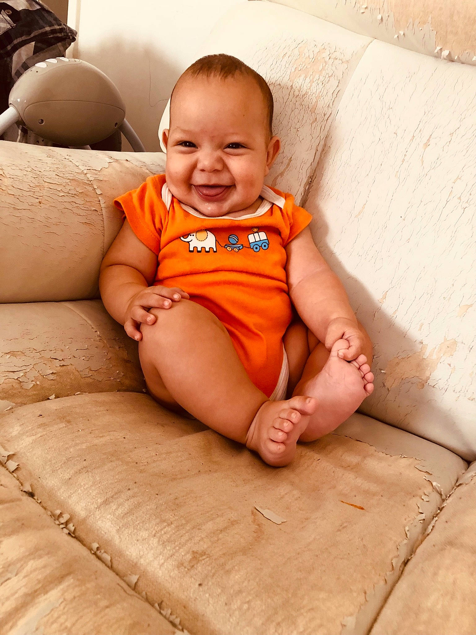 Wahil a rejoint le concours — aidez-le/la à gagner de superbes lots ! baby, cheek, comfort, couch, dress, eye, face, floor, flooring, hair, happy, head, human_body, leg, orange, person, shoulder, skin, smile, stomach