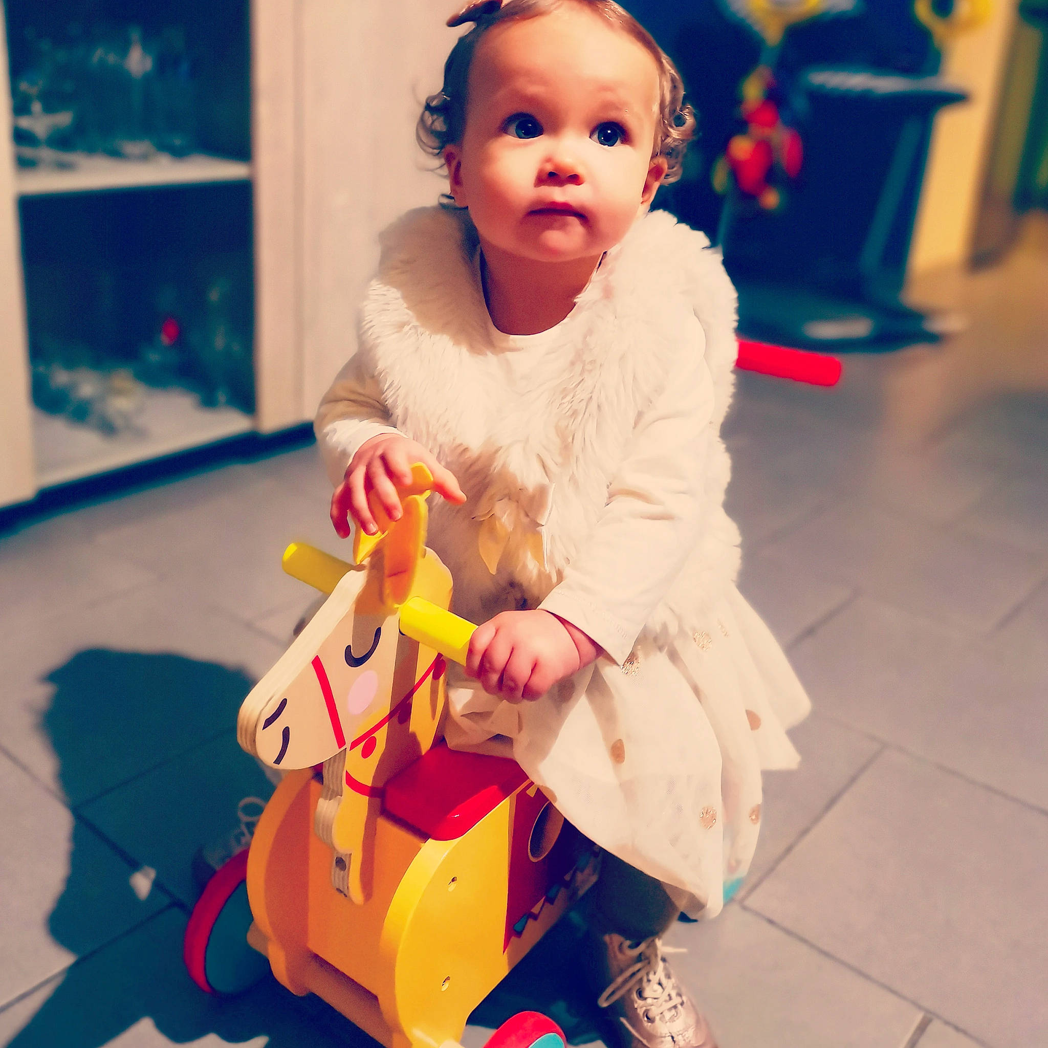 Zoé participe au concours pour gagner de l'argent avec cette photo : baby, baby_products, baby_toddler_clothing, child, doll, event, fashion_design, flooring, fun, fur, happy, person, play, room, shoe, sitting, sleeve, stuffed_toy, textile, toddler
