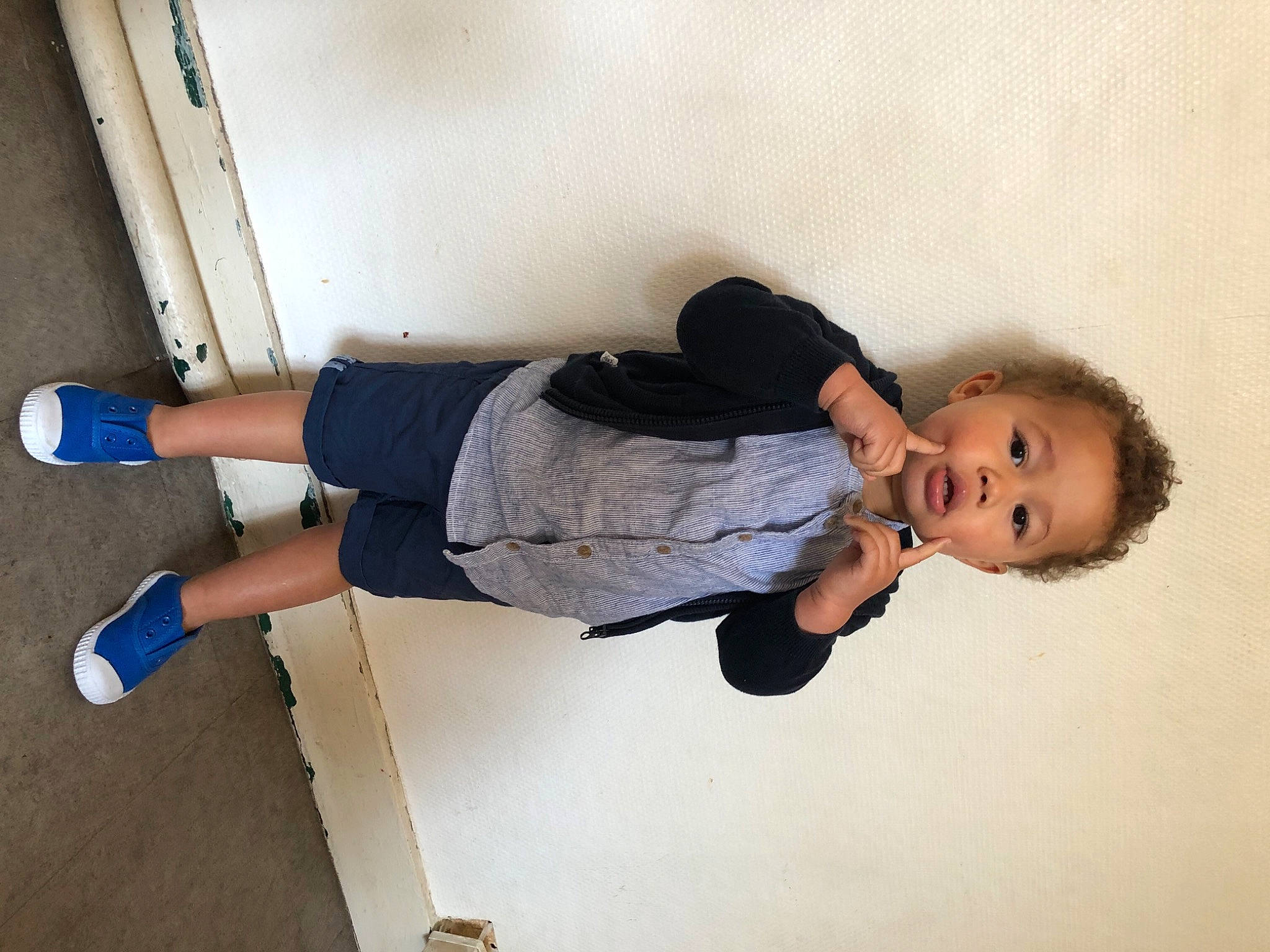 Issa a rejoint le concours — aidez-le/la à gagner de superbes lots ! balance, comfort, elbow, flooring, hip, human_leg, joint, knee, leg, outdoor_shoe, person, shorts, sneakers, sock, sportswear, t_shirt, thigh, toddler, waist, walking_shoe