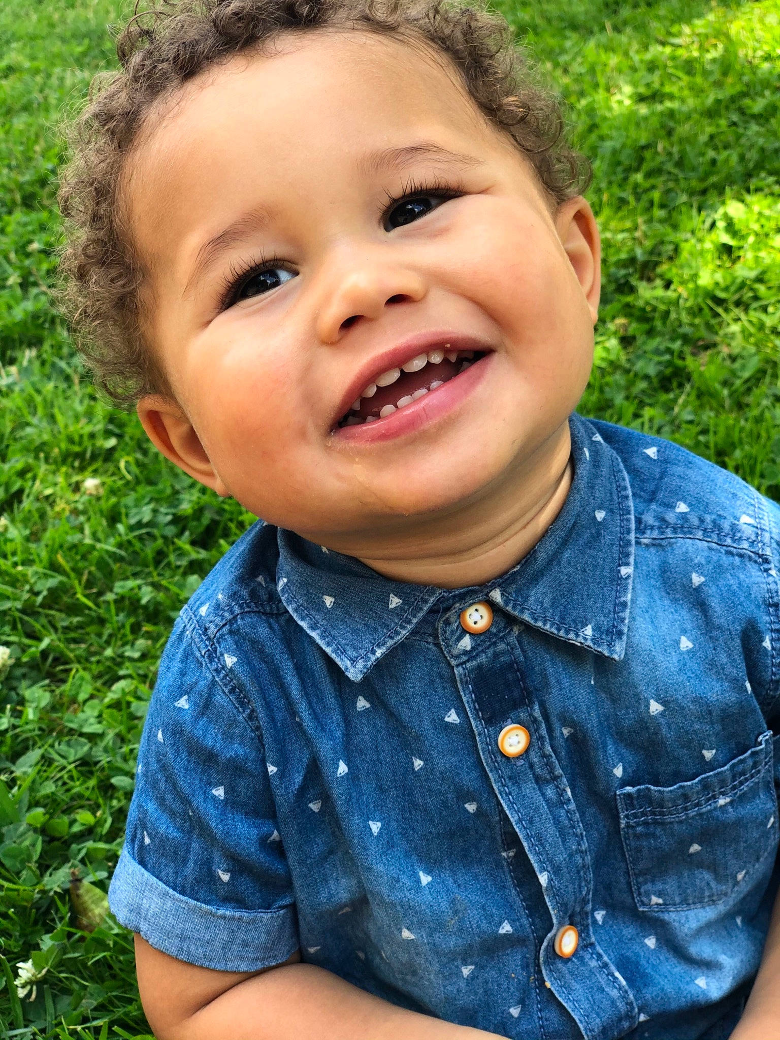 Issa a rejoint le concours — aidez-le/la à gagner de superbes lots ! baby_toddler_clothing, child, chin, dress_shirt, facial_expression, grass, happy, iris, leisure, lip, nose, people_in_nature, person, plant, skin, sleeve, smile, summer, t_shirt, toddler