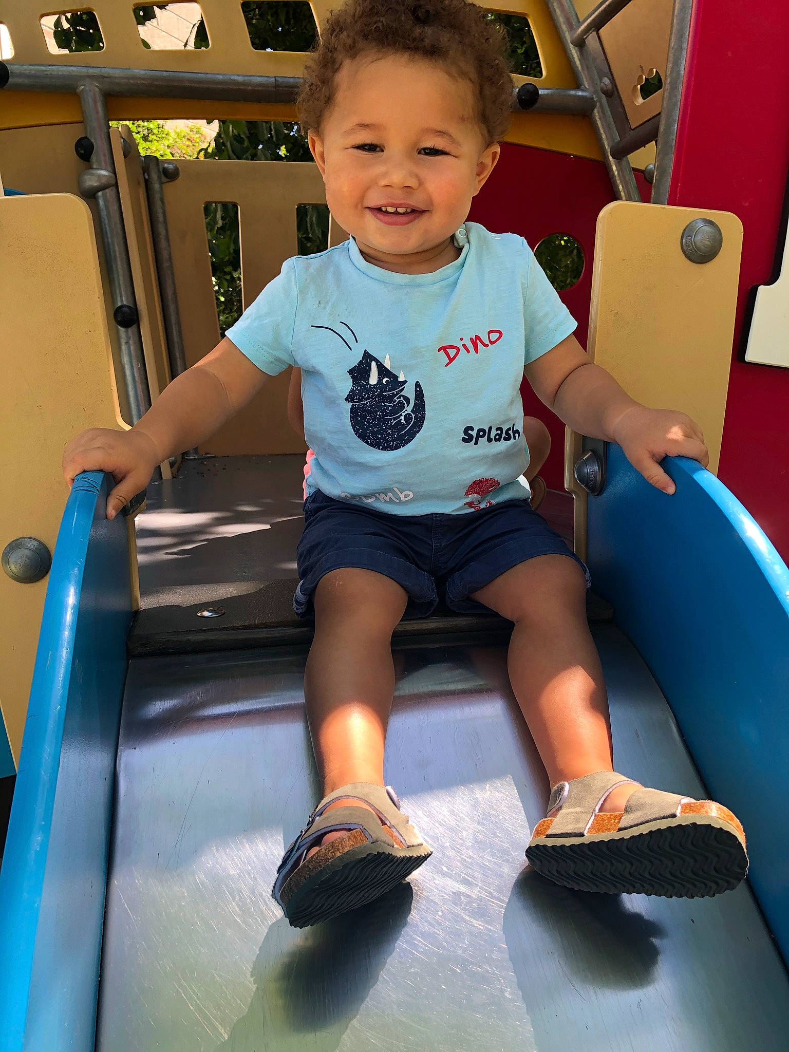 Issa a rejoint le concours — aidez-le/la à gagner de superbes lots ! baby_toddler_clothing, beauty, blue, child, fun, happy, human_leg, joint, joy, knee, leg, leisure, person, product, shorts, sleeve, smile, snapshot, standing, thigh