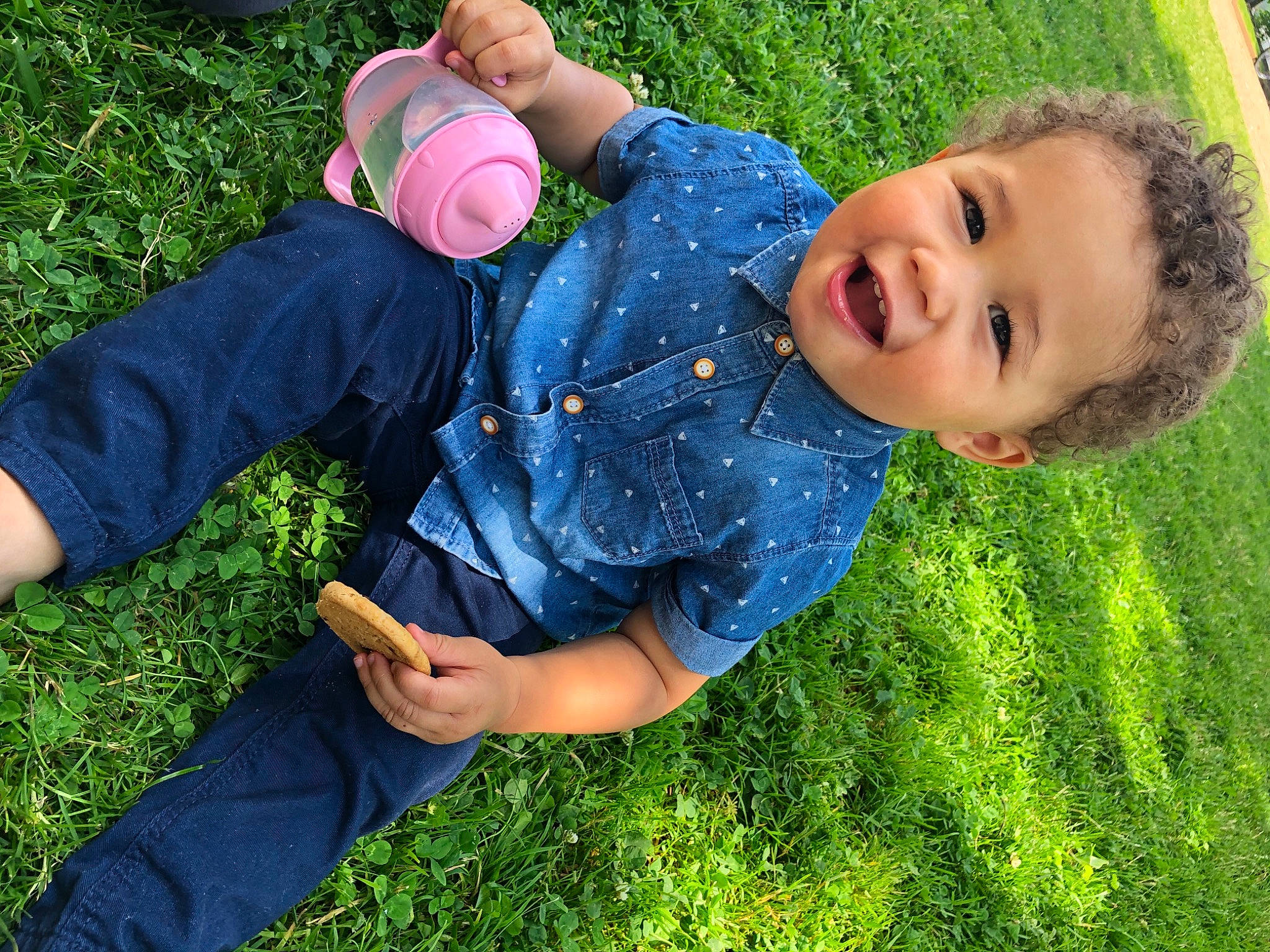 Issa a rejoint le concours — aidez-le/la à gagner de superbes lots ! face, finger, fun, gesture, grass, grass_family, grassland, green, happy, leaf, leisure, people, people_in_nature, person, photograph, plant, smile, summer, sunlight, t_shirt