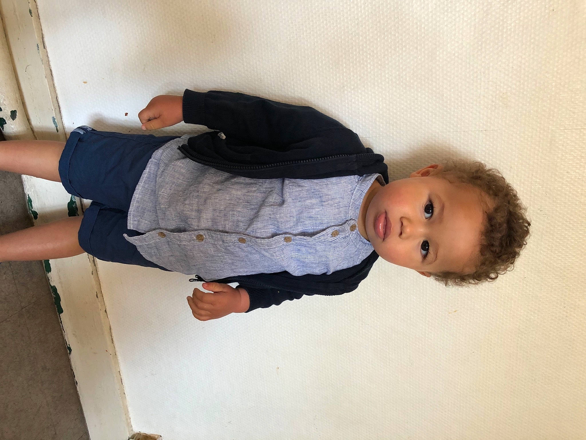 Issa participe au concours pour gagner de l'argent avec cette photo : baby_toddler_clothing, balance, child, comfort, elbow, fun, gesture, human_leg, knee, person, room, sitting, sleeve, sock, sportswear, thigh, toddler, waist, wood, wrist