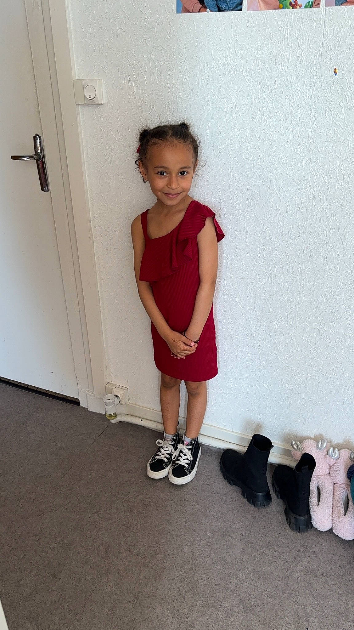 Iryna a rejoint le concours — aidez-le/la à gagner de superbes lots ! baby_toddler_clothing, clothing, door, dress, footwear, human_leg, joint, joy, knee, leg, magenta, pattern, person, room, shorts, sleeve, smile, sock, standing, thigh