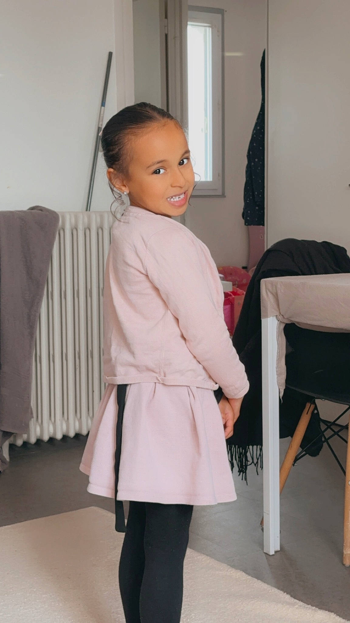 Iryna a rejoint le concours — aidez-le/la à gagner de superbes lots ! blazer, collar, comfort, curtain, design, dress_shirt, event, fashion, fashion_design, formal_wear, human_leg, joint, joy, knee, person, shoulder, sleeve, standing, textile, thigh