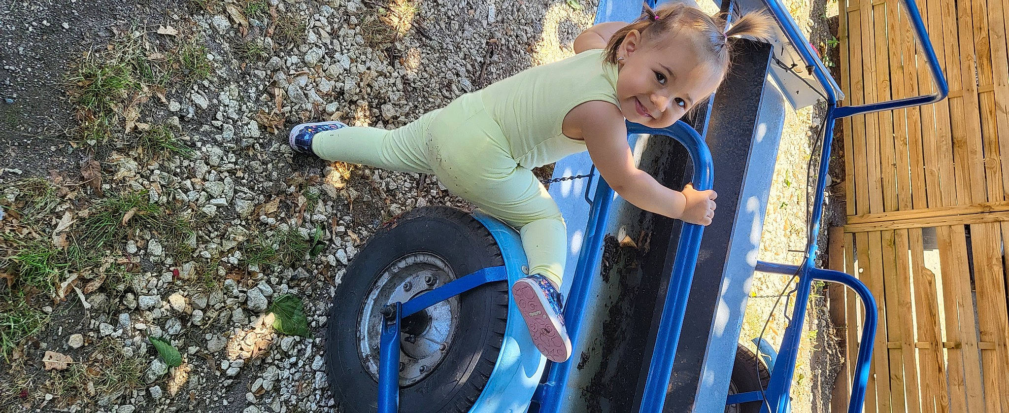 Natalia a rejoint le concours — aidez-le/la à gagner de superbes lots ! auto_part, automotive_tire, automotive_wheel_system, bicycle_tire, blue, electric_blue, fun, grass, happy, human_leg, joy, leisure, people_in_nature, person, recreation, rim, smile, thigh, tire, toddler