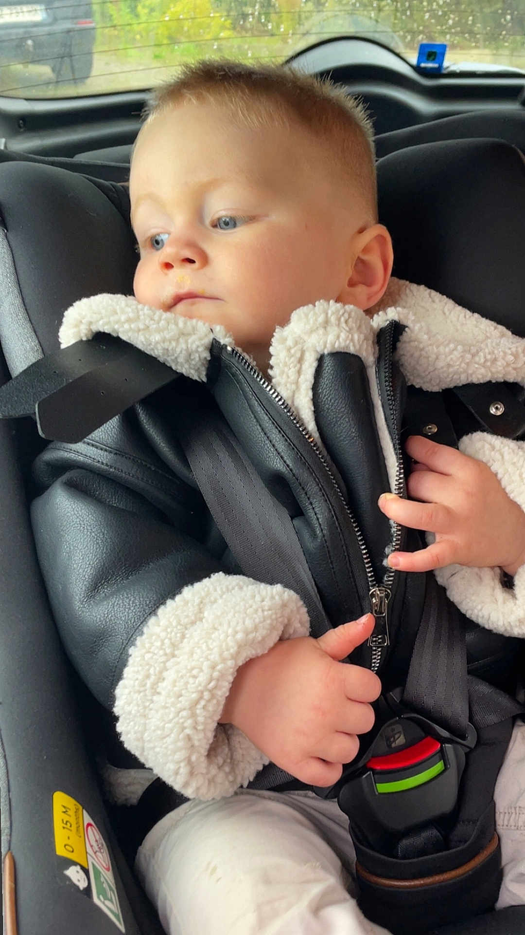 Tao a rejoint le concours — aidez-le/la à gagner de superbes lots ! baby, child, car_seat, jacket, leather, shearling, seatbelt, safety, blue_eyes, hand, zipper, coat, infant, clothing, indoor, window, car, seat, cute, portrait