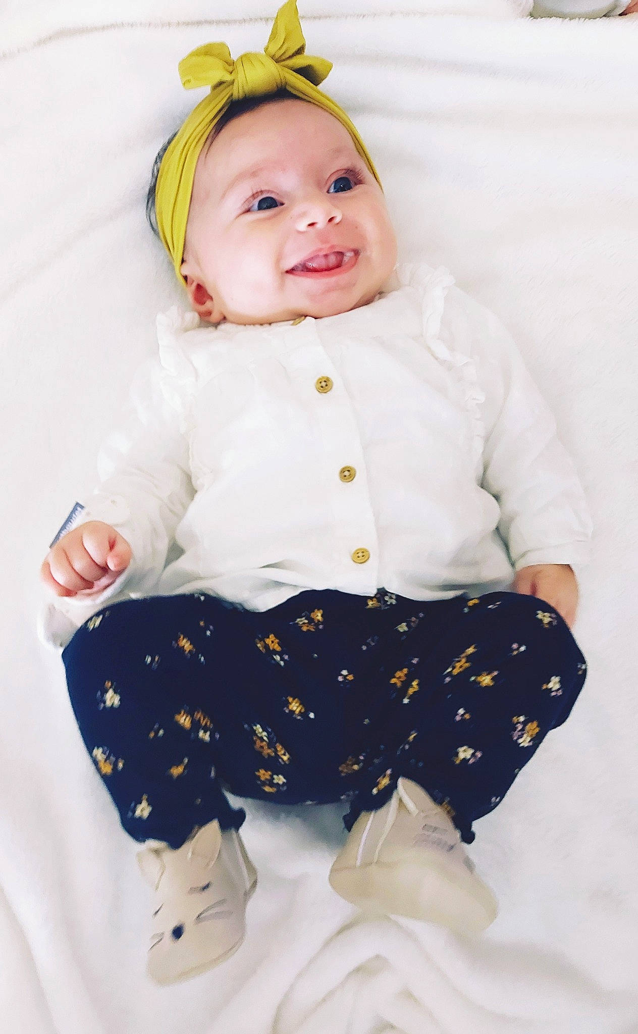 Irina participe au concours pour gagner de l'argent avec cette photo : baby, baby_laughing, baby_products, baby_toddler_clothing, child, collar, fun, happy, knee, laugh, pattern, person, portrait_photography, sitting, sleeve, smile, sock, t_shirt, toddler, white