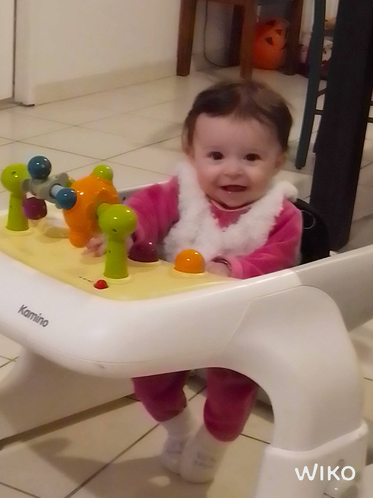 Léonie participe au concours pour gagner de l'argent avec cette photo : arm, baby, baby_playing_with_toys, baby_toddler_clothing, chair, child, fun, hand, happy, human_body, joy, organ, person, play, room, rubber_ducky, sitting, skin, smile, table