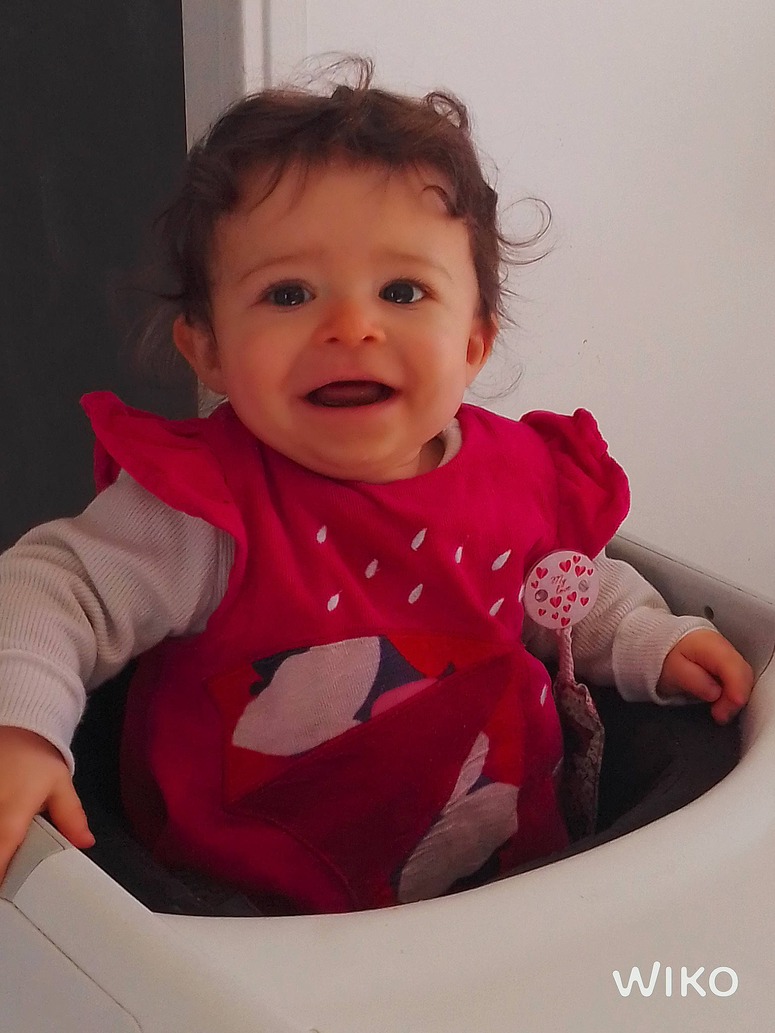 Léonie a rejoint le concours — aidez-le/la à gagner de superbes lots ! baby, baby_products, baby_toddler_clothing, cheek, child, collar, comfort, gesture, happy, human_body, iris, lip, magenta, nose, person, pink, sitting, sleeve, smile, t_shirt