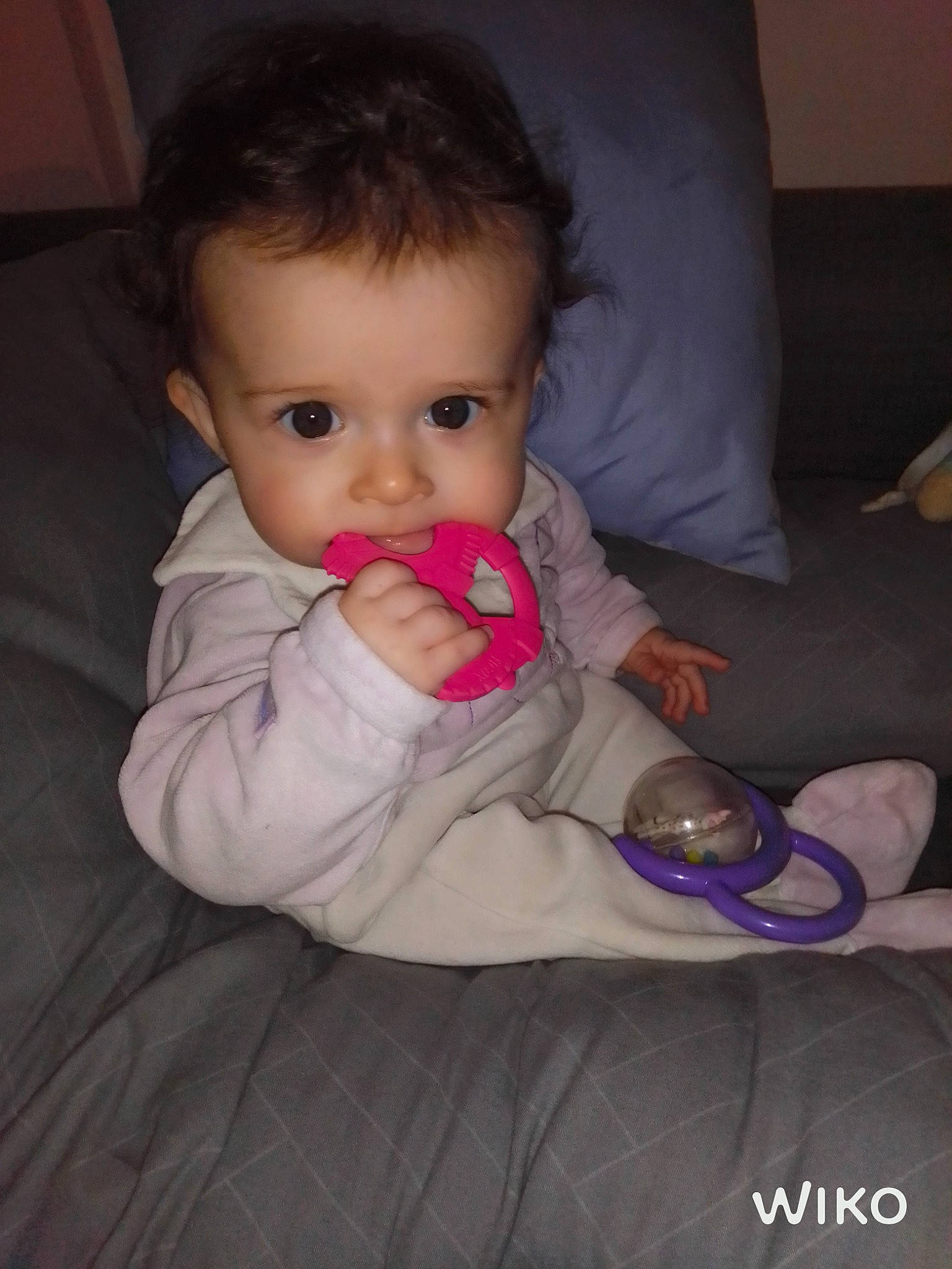 Léonie participe au concours pour gagner de l'argent avec cette photo : baby, baby_toddler_clothing, cheek, child, comfort, couch, eyebrow, finger, floor, flooring, fun, human_body, iris, lip, mouth, nose, person, sitting, skin, thumb