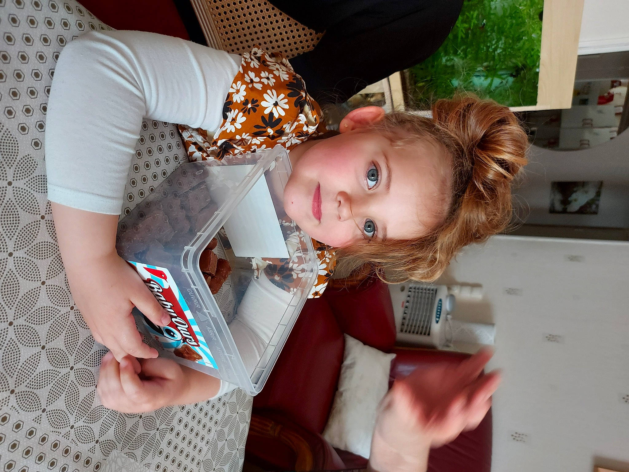 Marina a rejoint le concours — aidez-le/la à gagner de superbes lots ! baby, baby_products, baby_toddler_clothing, carmine, child, christmas, christmas_eve, event, finger, fun, hand, happy, lap, nail, party, pattern, person, room, sitting, smile