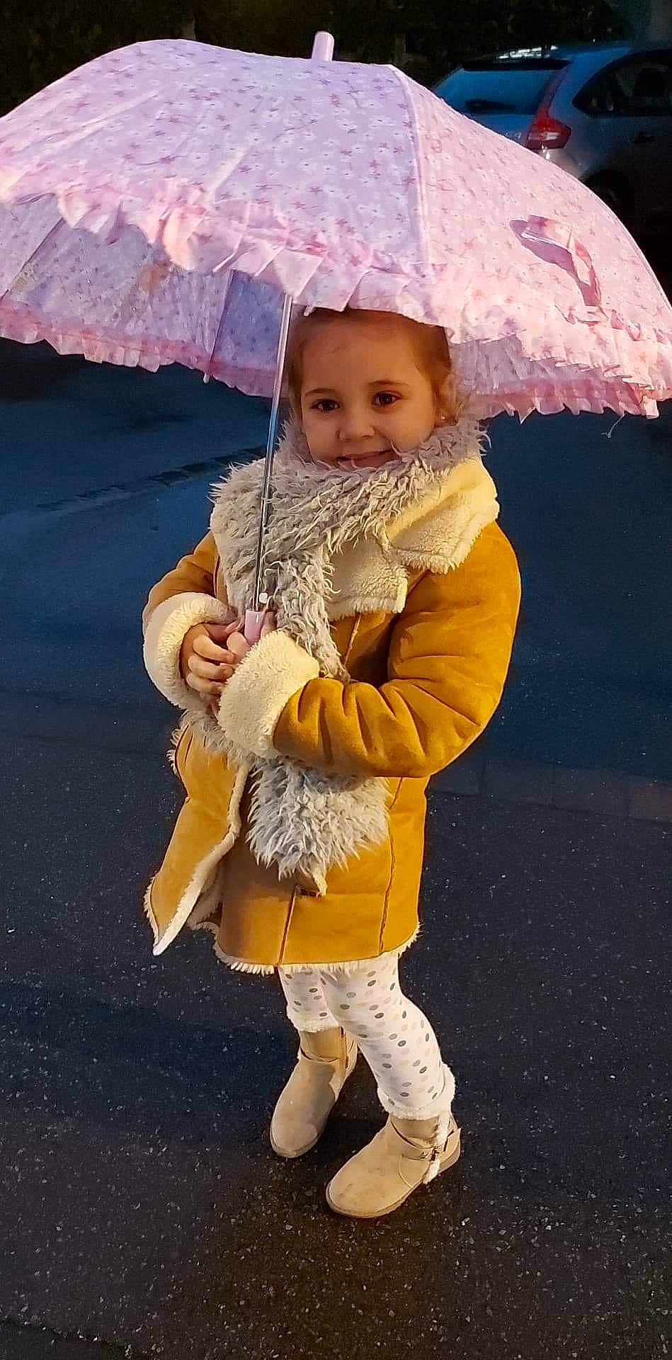 Marina participe au concours pour gagner de l'argent avec cette photo : child, eye, face, fashion, fashion_accessory, fun, fur, gesture, glove, happy, human_body, jacket, joy, organ, person, photograph, skin, sleeve, smile, toddler